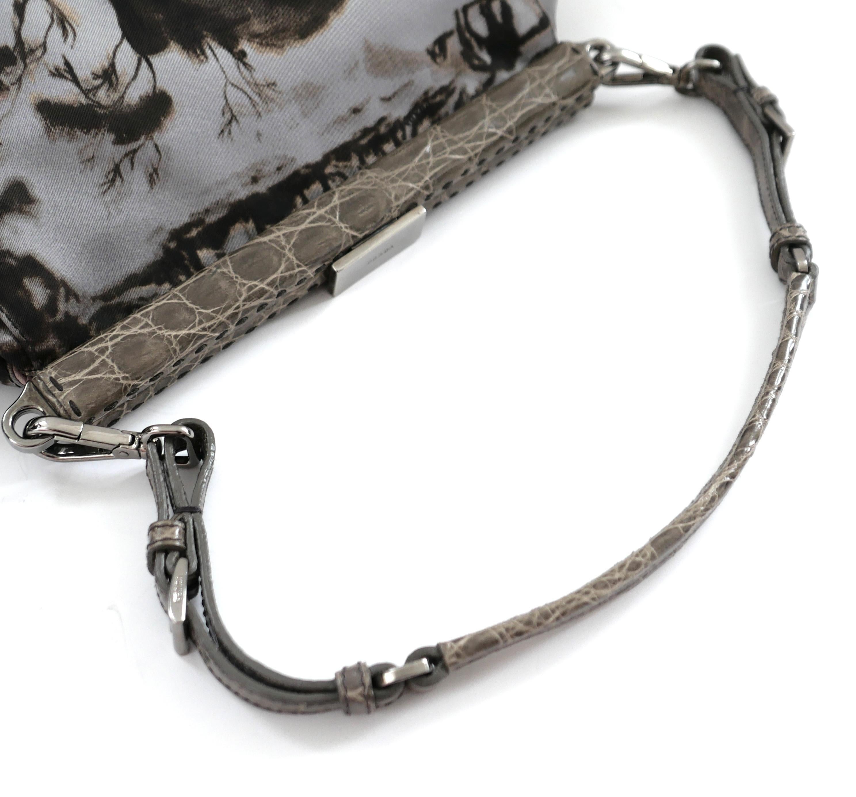 Donna Prada Borsa Templi Autunno 2004 in nylon e pelle in vendita
