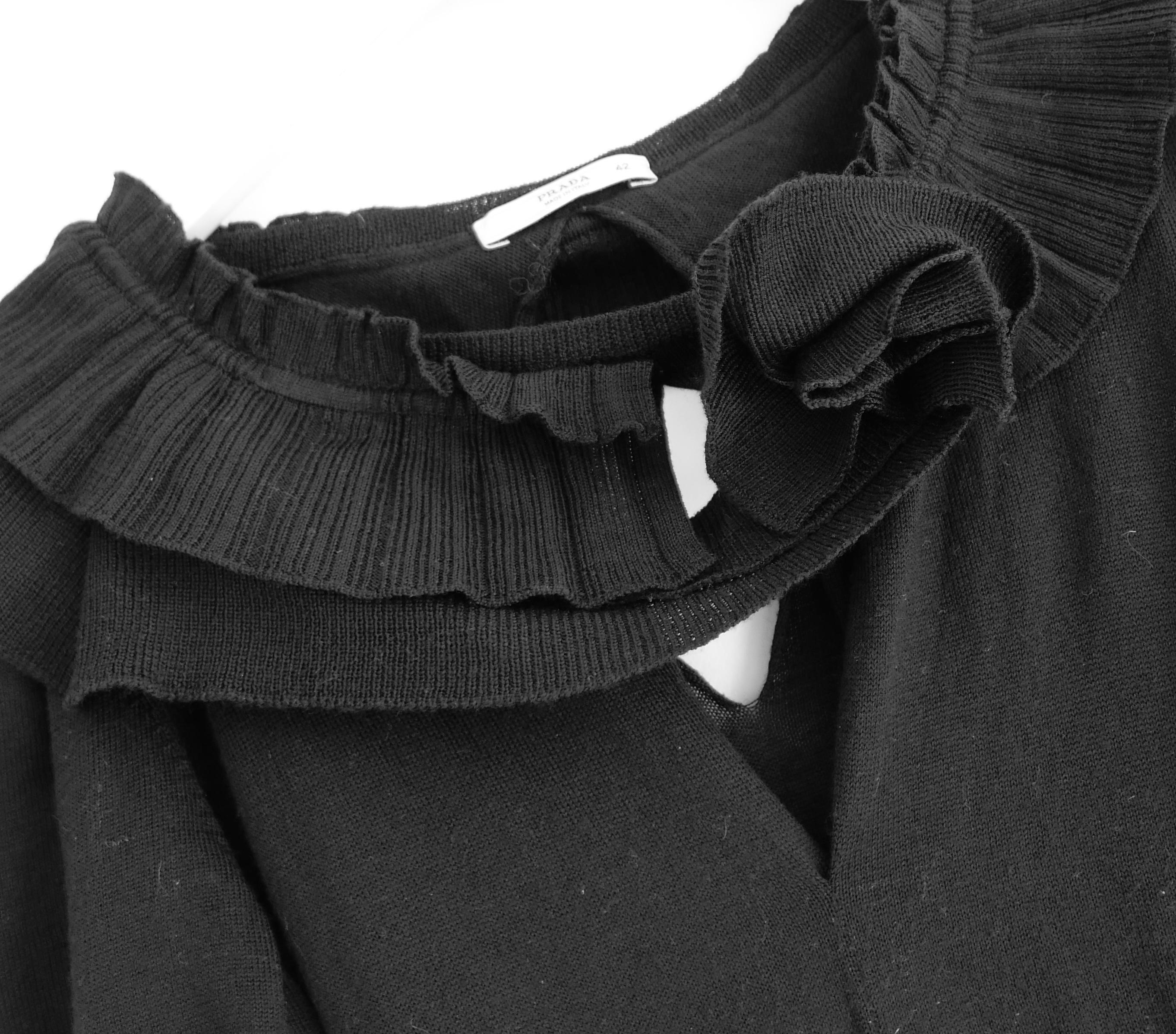 Magnifique top vintage en maille à manches courtes de Prada, de la Collectional Automne 2006. Nettoyage à sec récent. Réalisée en soie noire et en laine, elle présente des volants souples au niveau de l'encolure et des épaules, ainsi qu'un corsage