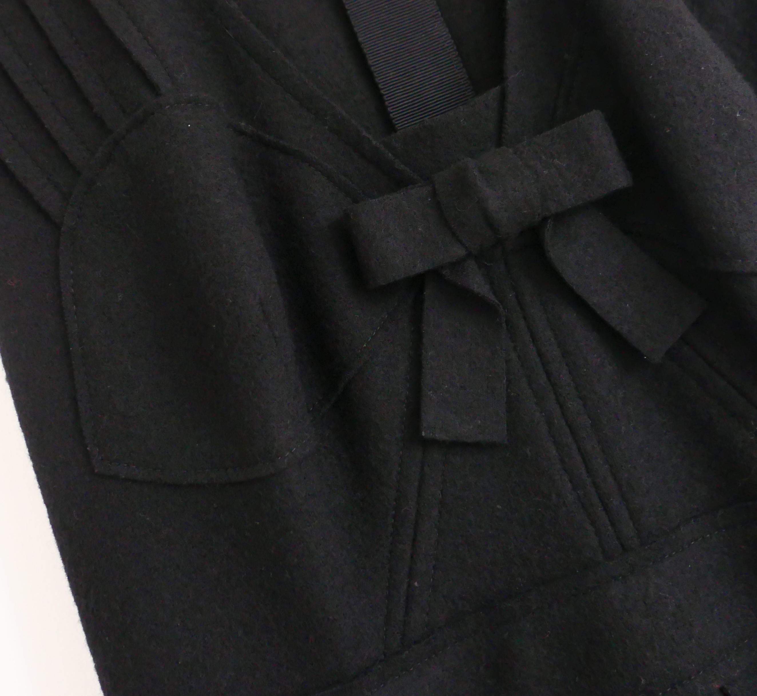 Magnifique robe vintage Prada de la Collection By 2008. En très bon état. Fabriqué en feutre de laine noire doux et épais, sa texture est merveilleusement élastique et il ne semble pas se froisser du tout. La coupe et la confection sont si