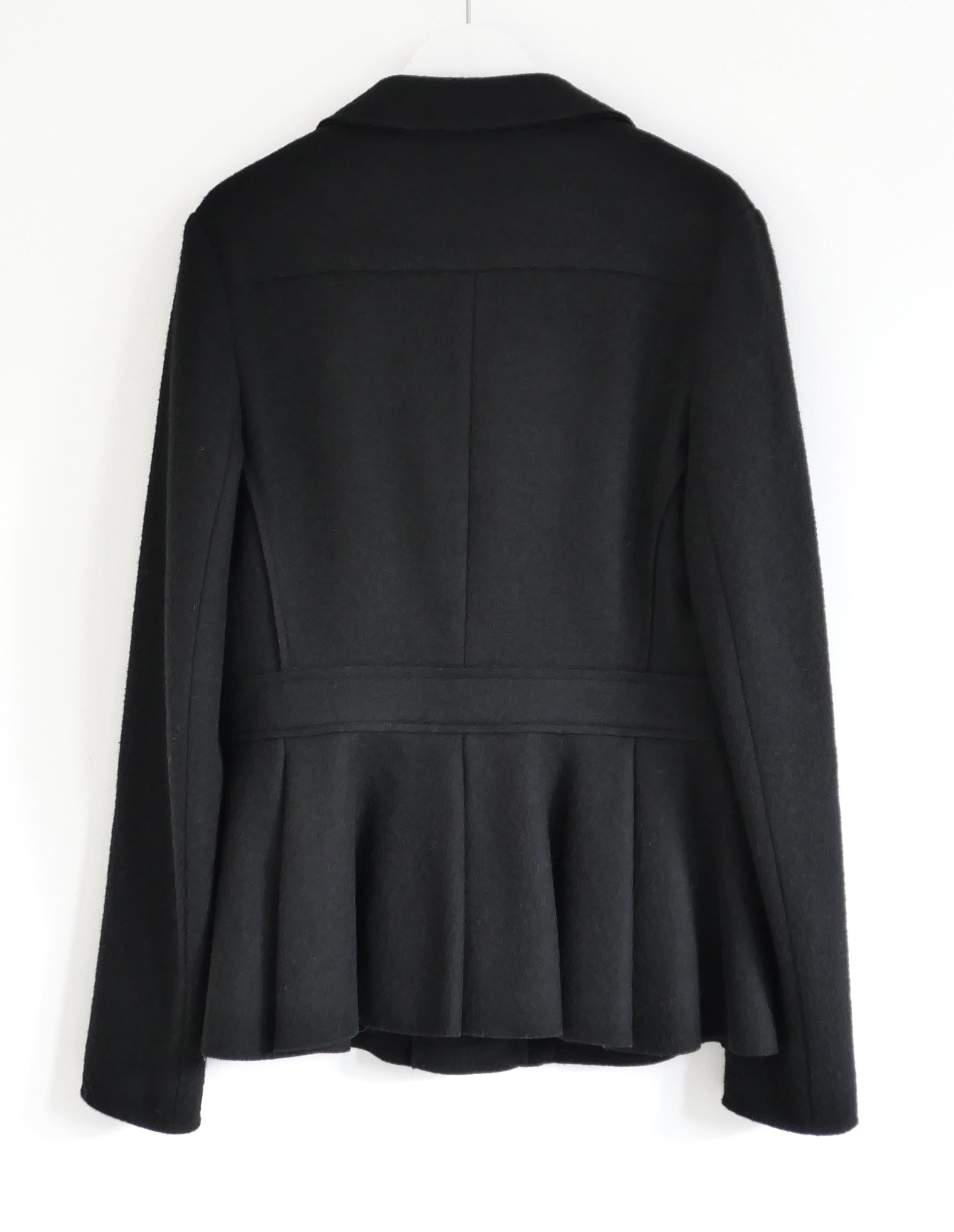 Magnifique veste vintage de Prada de la Collection By 2008. En très bon état, non porté, avec étiquette et fermeture de rechange. J'ai aussi la jupe assortie. Fabriqué en feutre de laine noire doux et épais, sa texture est merveilleusement élastique