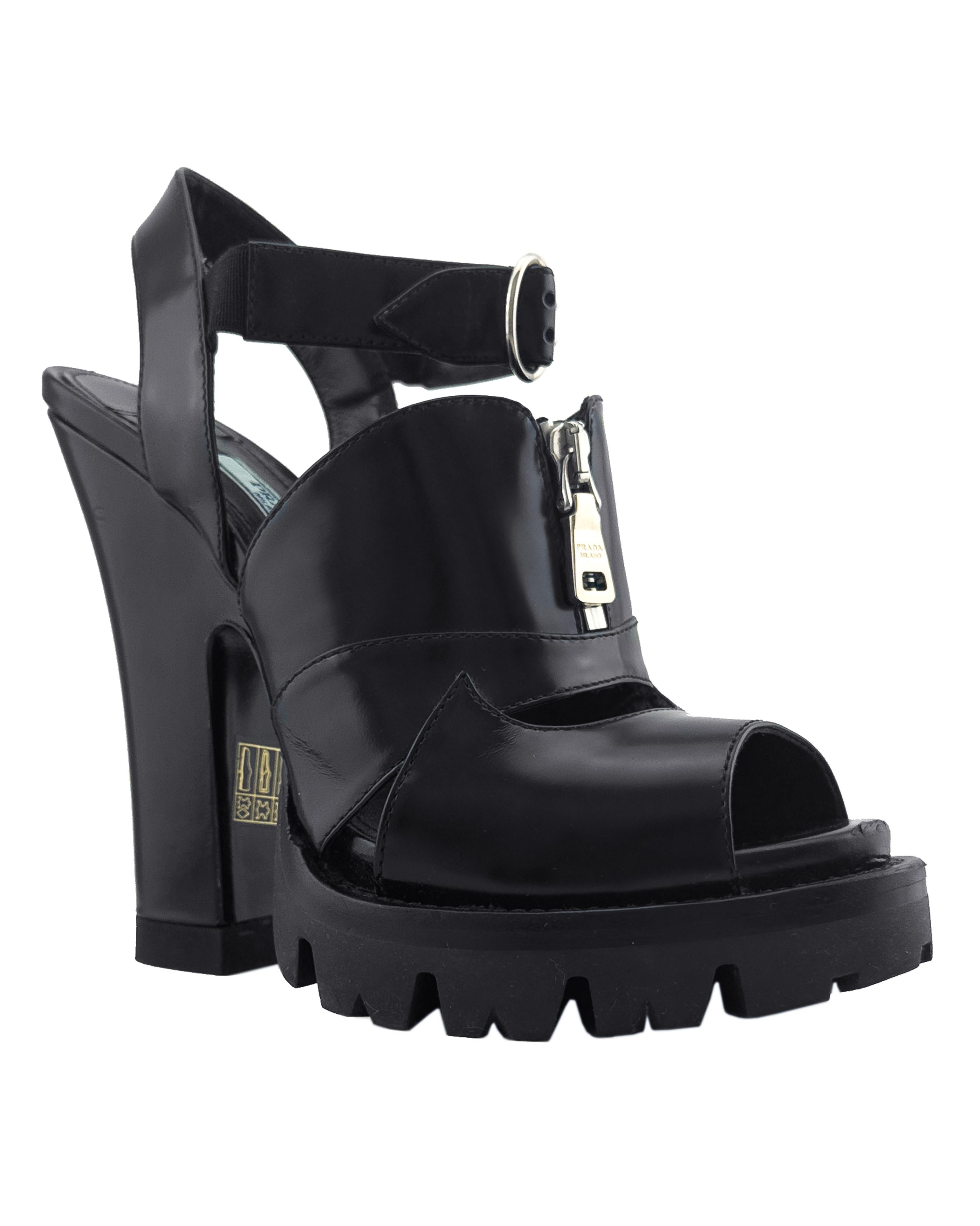 Apareció en la pasarela Prada Otoño 2013 y en su campaña publicitaria. Zapatos de piel pulida negra con herrajes plateados, tacón en bloque y suela de goma. 
Muy utilitaria, combinaría bien con conjuntos de diario o vestiría algo más elegante, como