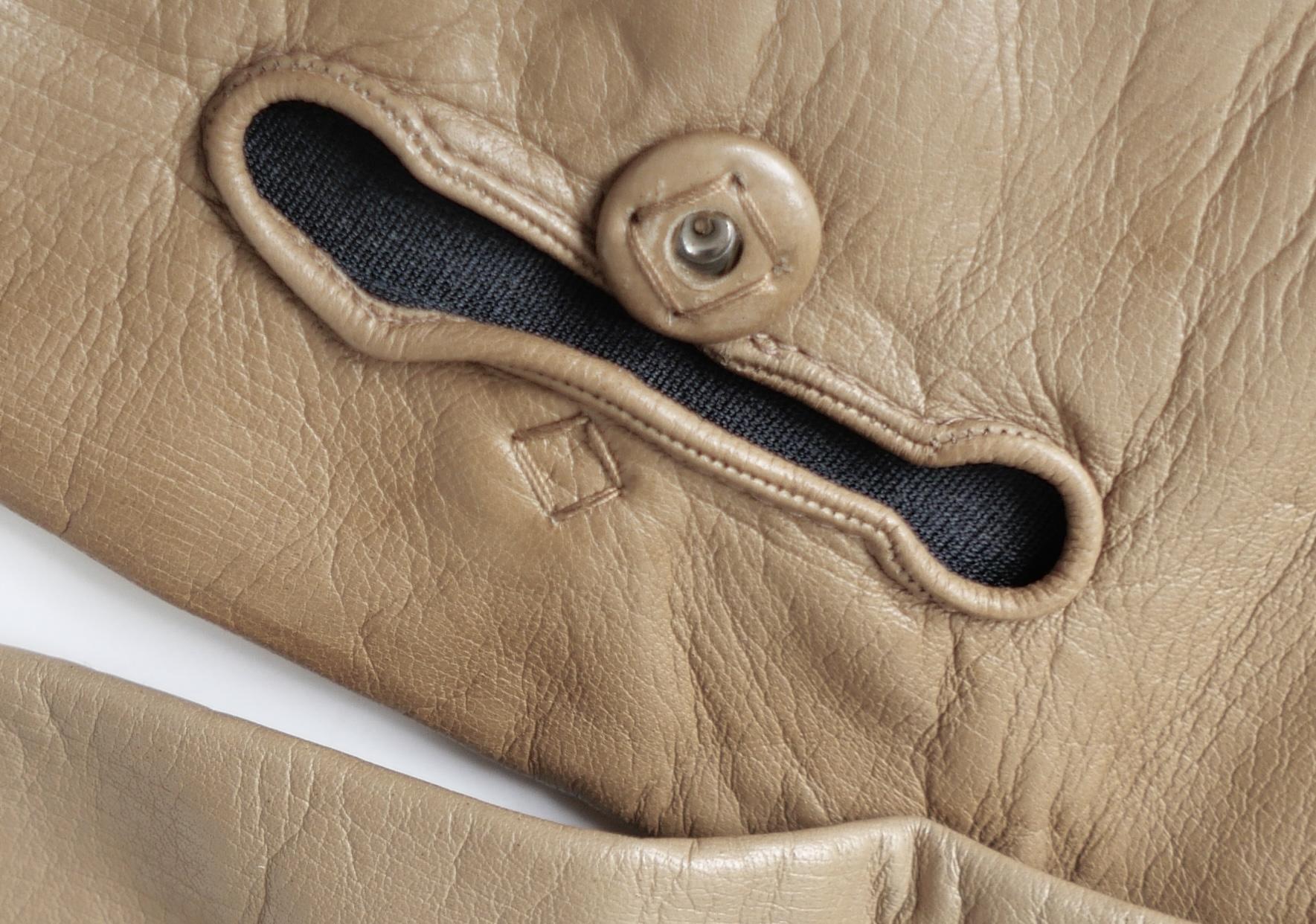 Guanti da opera in pelle Lux di Prada della collezione Autunno 2015. Non indossati - ancora attaccati alla parte superiore come al momento dell'acquisto. Realizzate in morbidissima pelle d'agnello color cammello con pince cucite a mano, logo PRADA