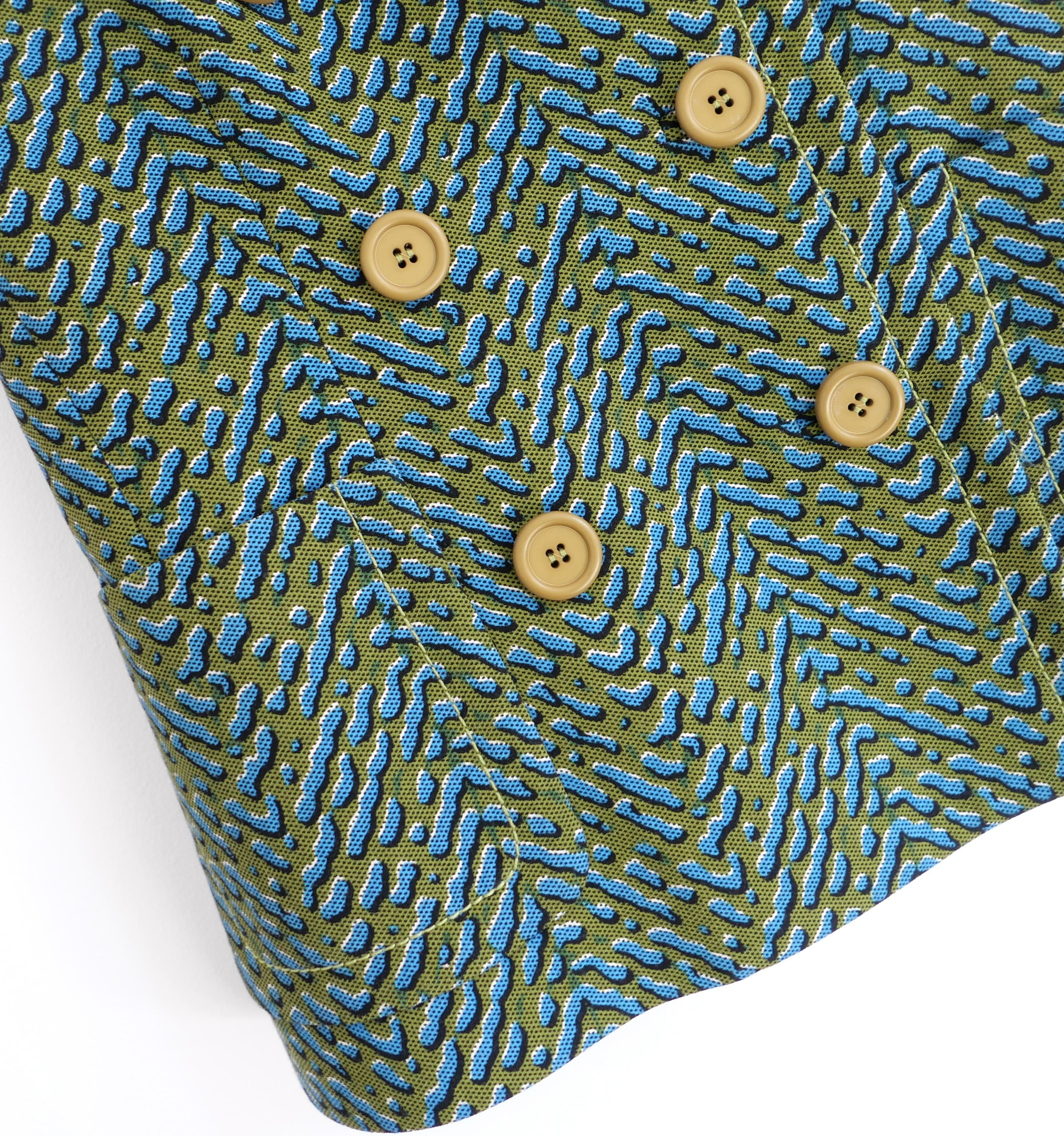 Absolut fabelhafte Prada Jacke aus der Herbstkollektion 2015 - Look 17 auf dem Laufsteg. Ungetragen. Ich habe auch den passenden Rock aufgelistet. Aus dickem Wolltwill mit dem ikonischen abstrakten Wassertropfen-Print der Collection'S in Olivgrün