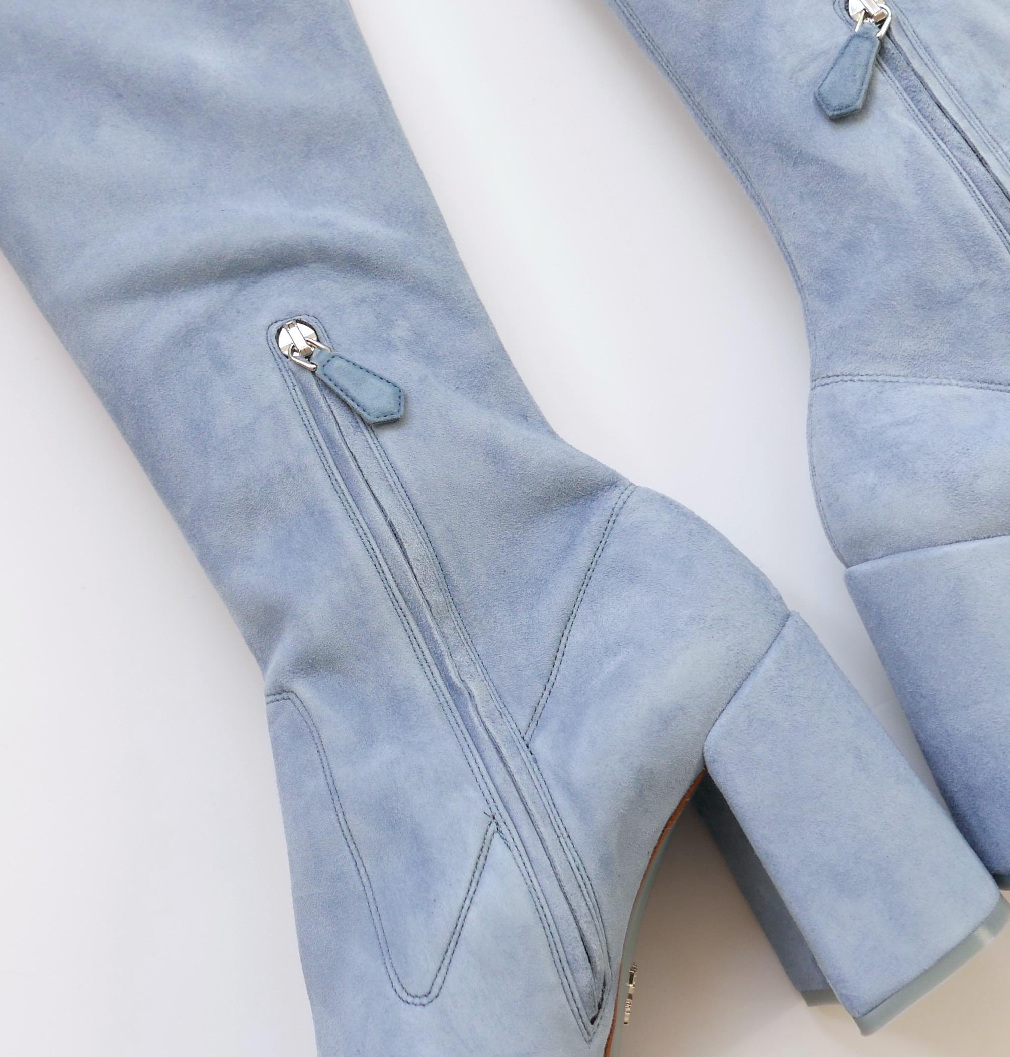 Bleu Prada automne 2015 en daim bleu poudre  Bottes à genoux en vente