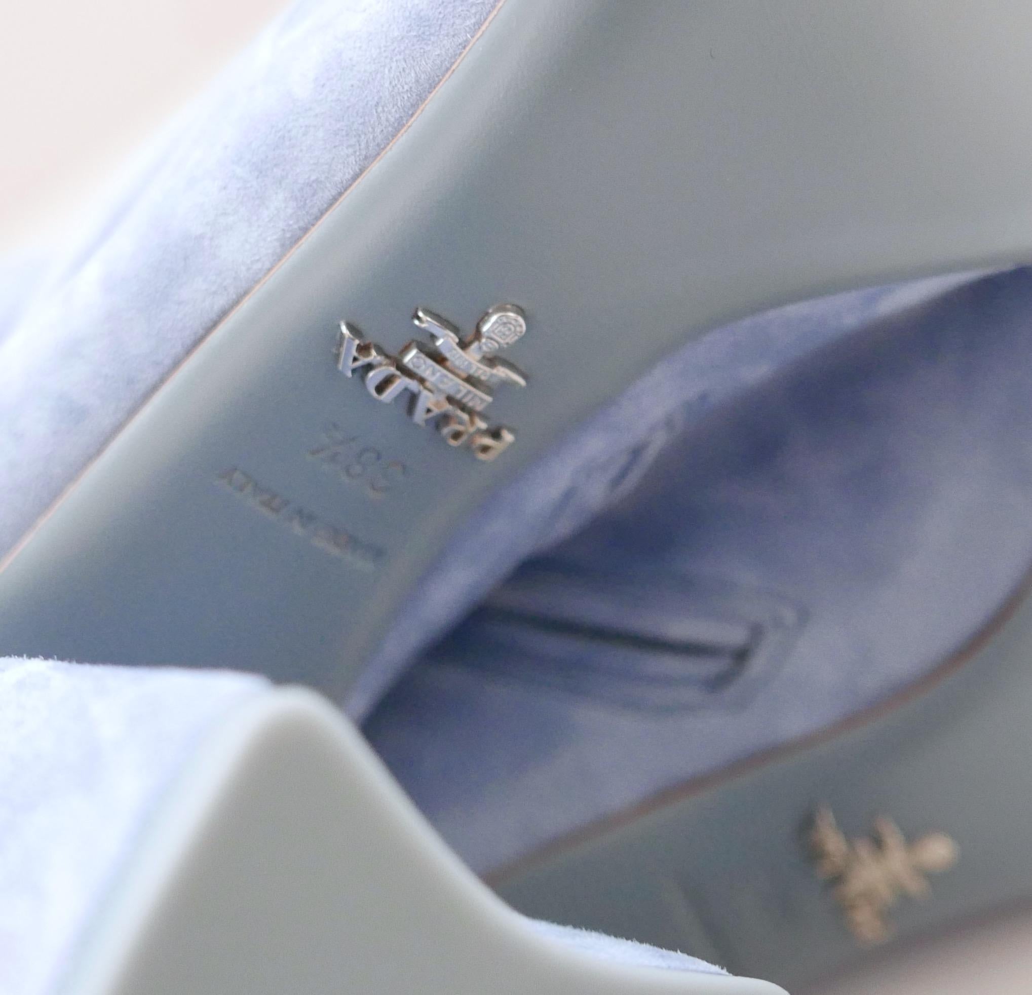 Prada automne 2015 en daim bleu poudre  Bottes à genoux en vente 1