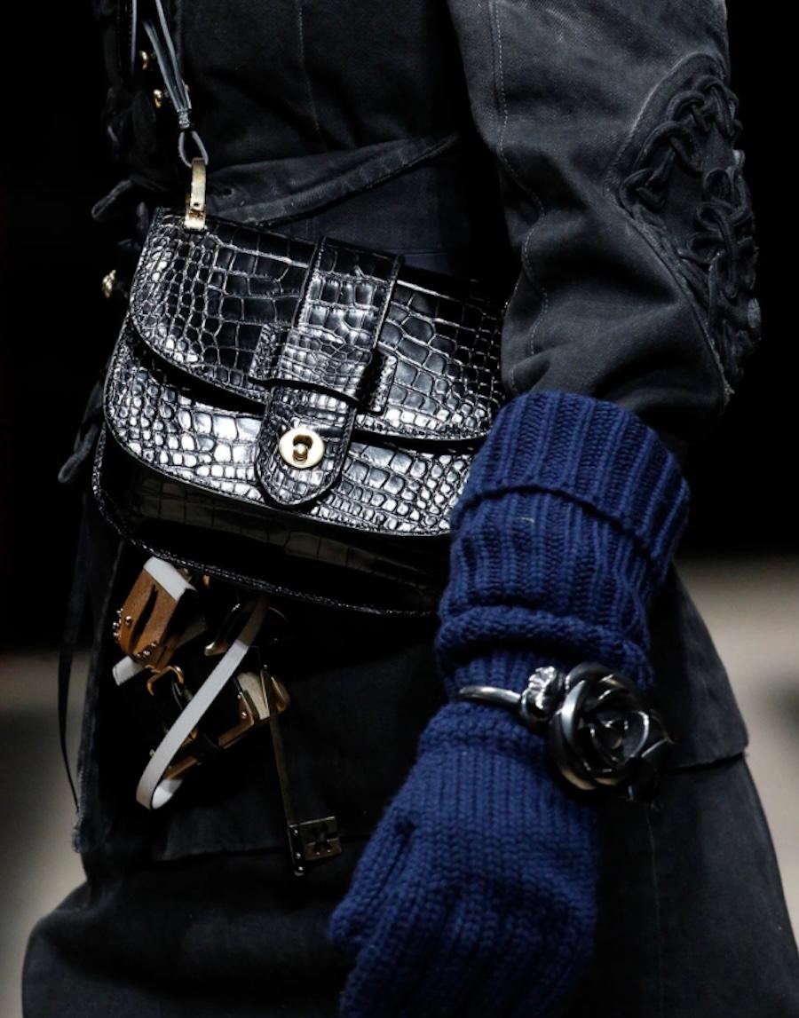 Plus rare, œuvre d'art bracelet ou bangle en rose Prada de la collection automne 2016. 

Non porté, avec étiquette, sac à poussière en satin matelassé et boîte de présentation. Impossible à trouver dans cet état.
u2028Confectionné en métal argenté,