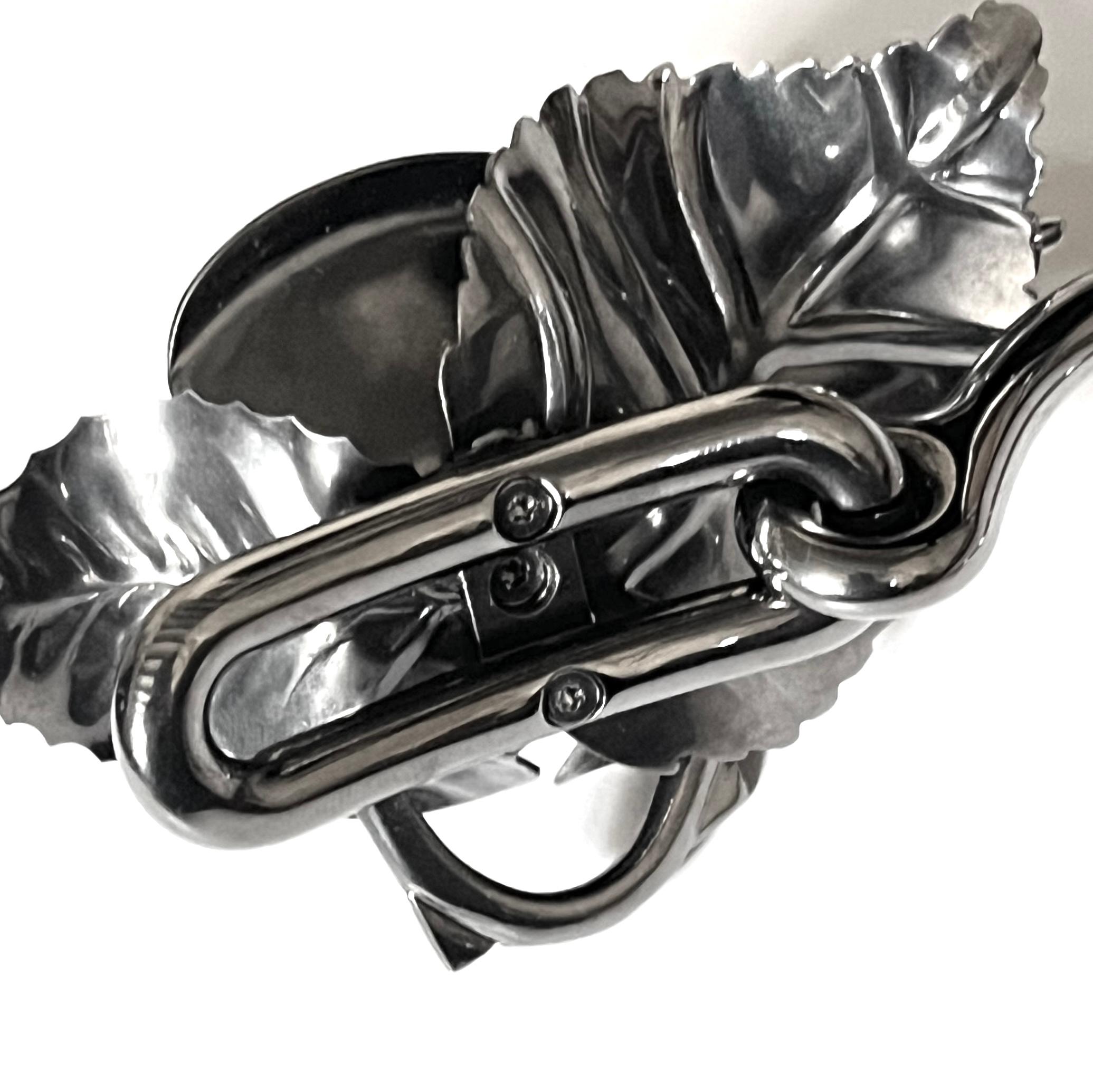 Prada - Automne 2016 - Bracelet en forme de rose en vente 1