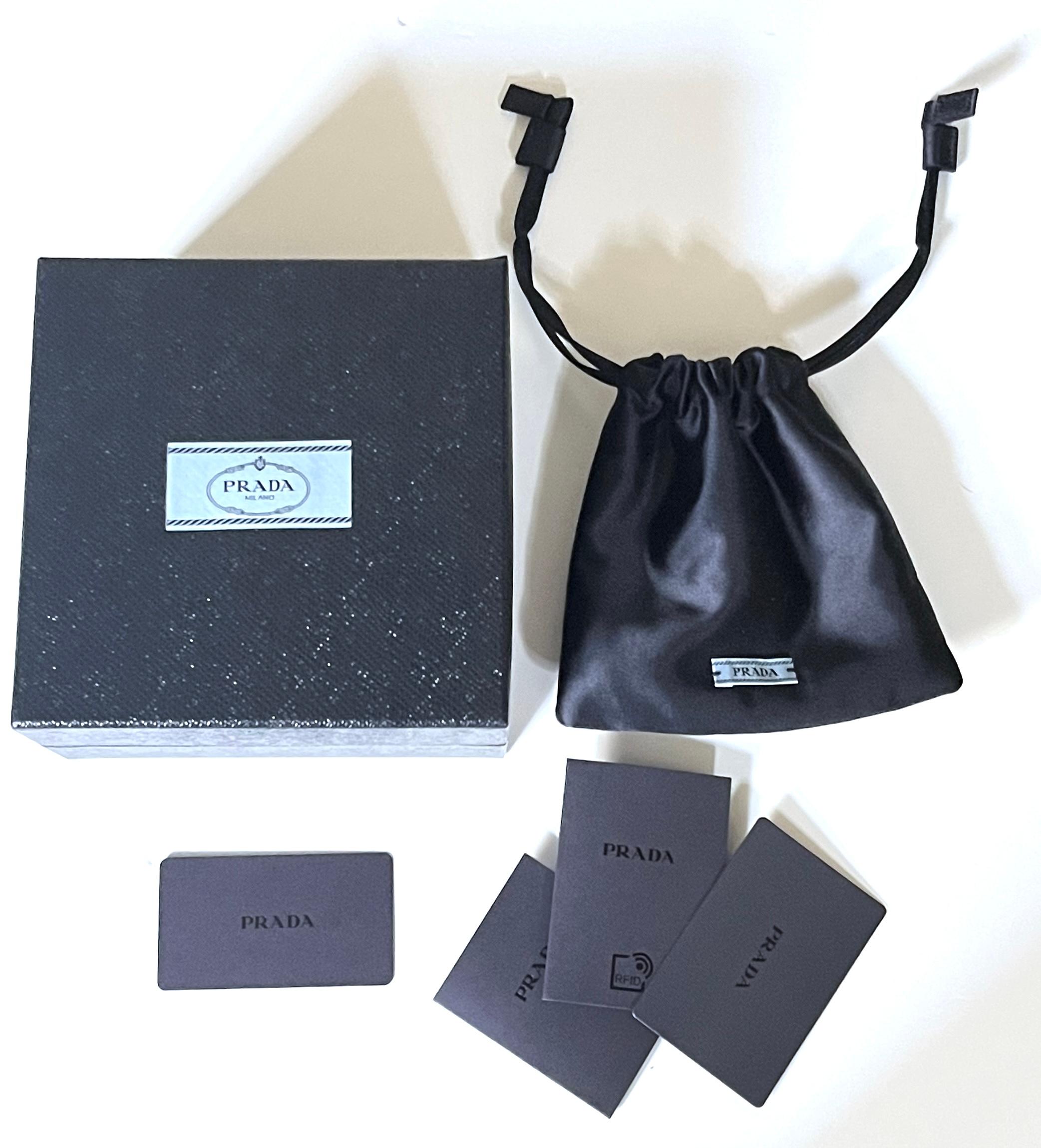 Prada - Automne 2016 - Bracelet en forme de rose en vente 3