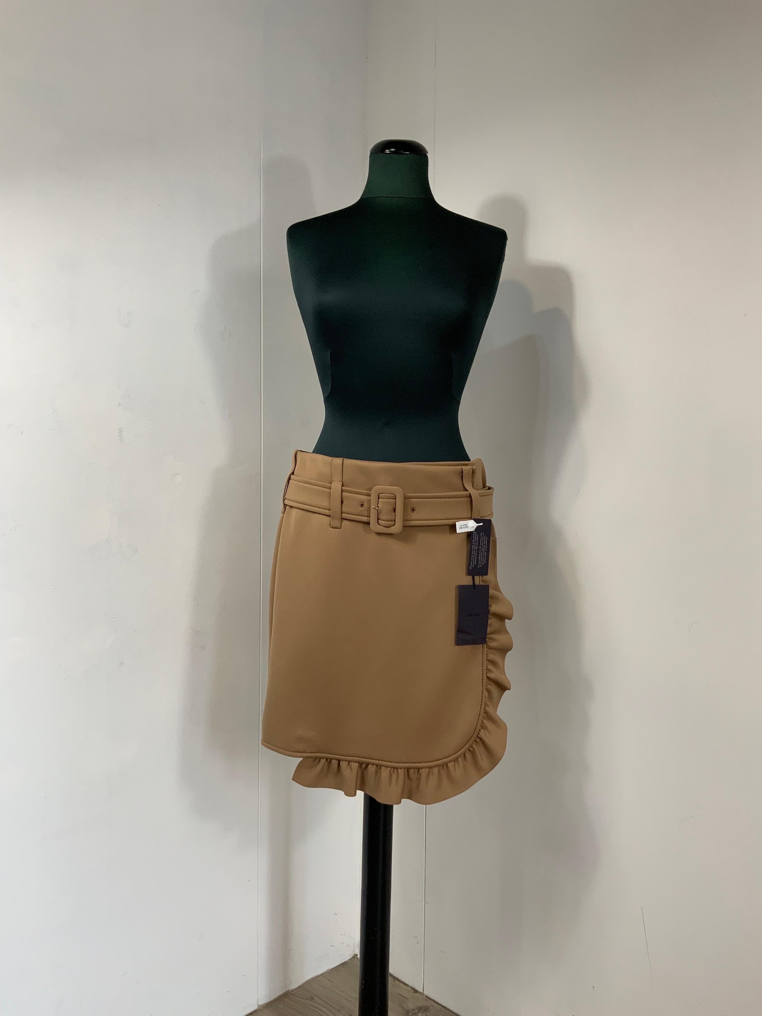 PRADA SKIRT
Fall 2018 Ready to wear.
Made of polyester and elastane. Camel color.
Italian size 40. Wallet closure.
Waist 42 cm
Length 50 cm
New with tag, never worn.