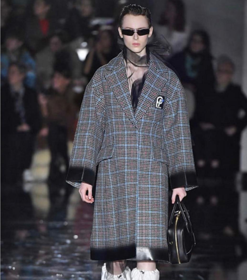 Il più incredibile cappotto a quadri con fiocco di Prada della collezione Autunno 2018 - look 15 in passerella. Indossato una volta. Realizzato in misto lana pesante in un classico motivo a quadri marrone, blu e rosso con orlo e polsini futuristici