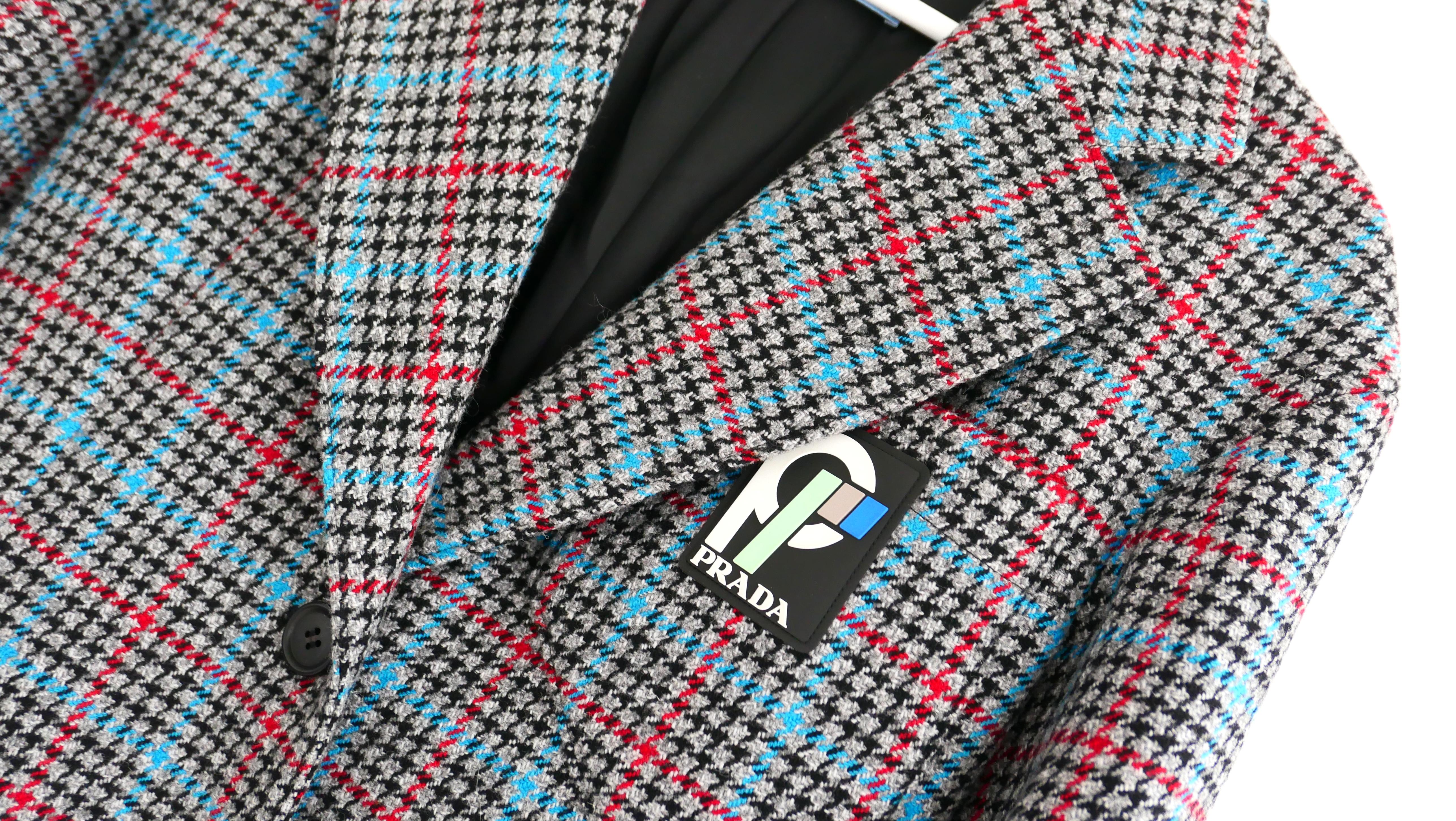 Prada Autunno 2018 - Cappotto a quadri in PVC con fiocco sul retro In condizioni ottime in vendita a London, GB