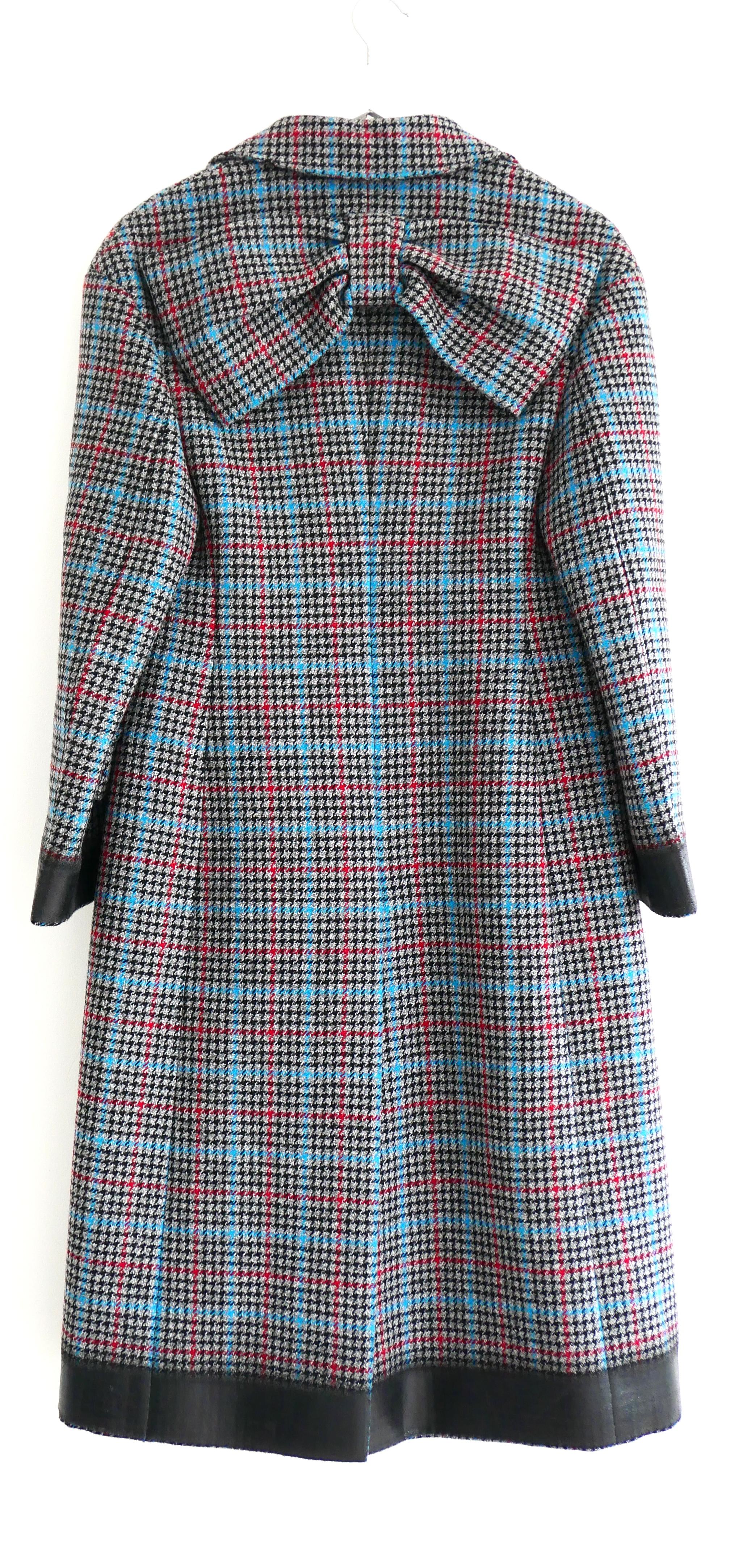 Prada Autunno 2018 - Cappotto a quadri in PVC con fiocco sul retro in vendita 2