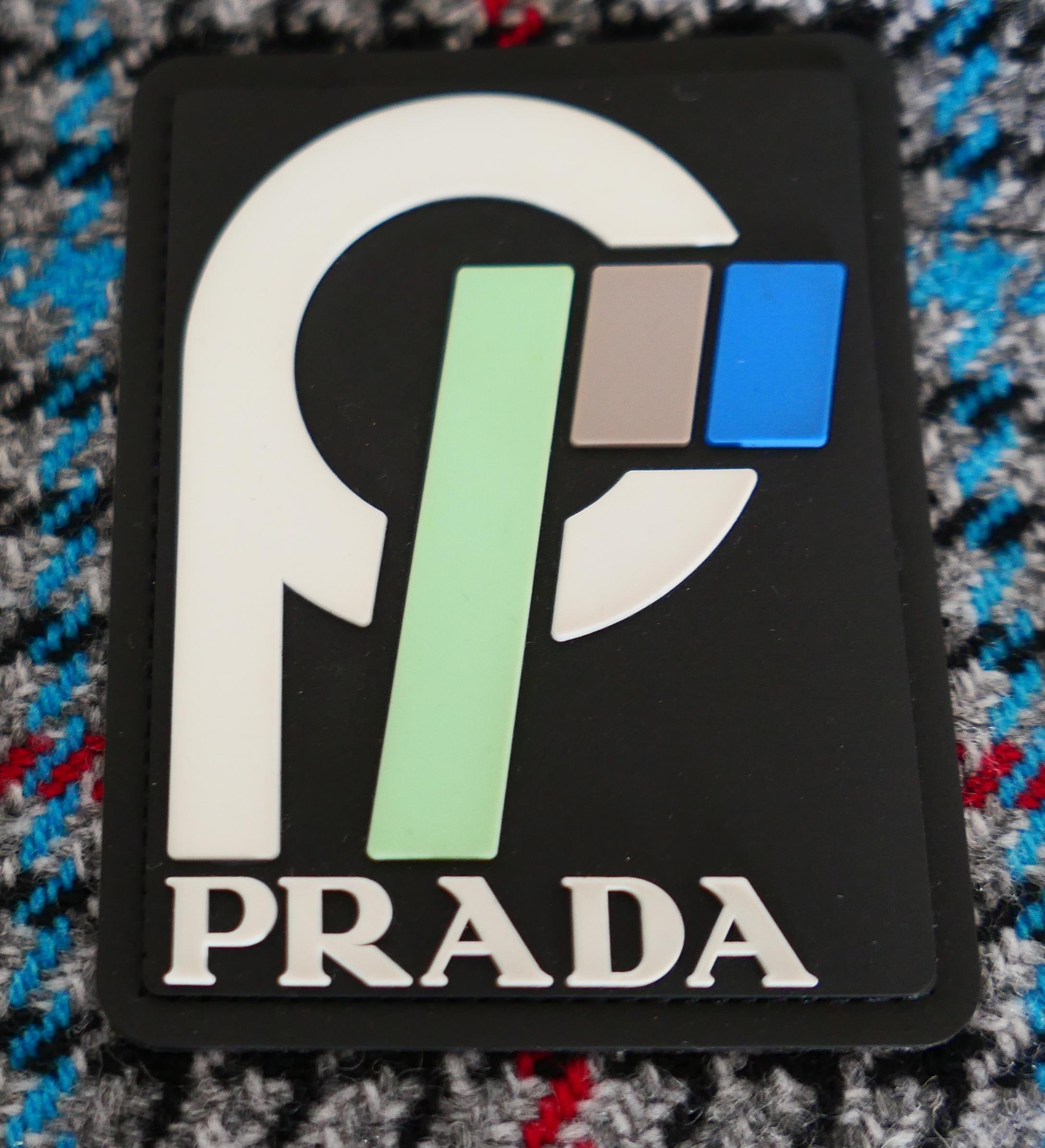 Prada Autunno 2018 - Cappotto a quadri in PVC con fiocco sul retro in vendita 3