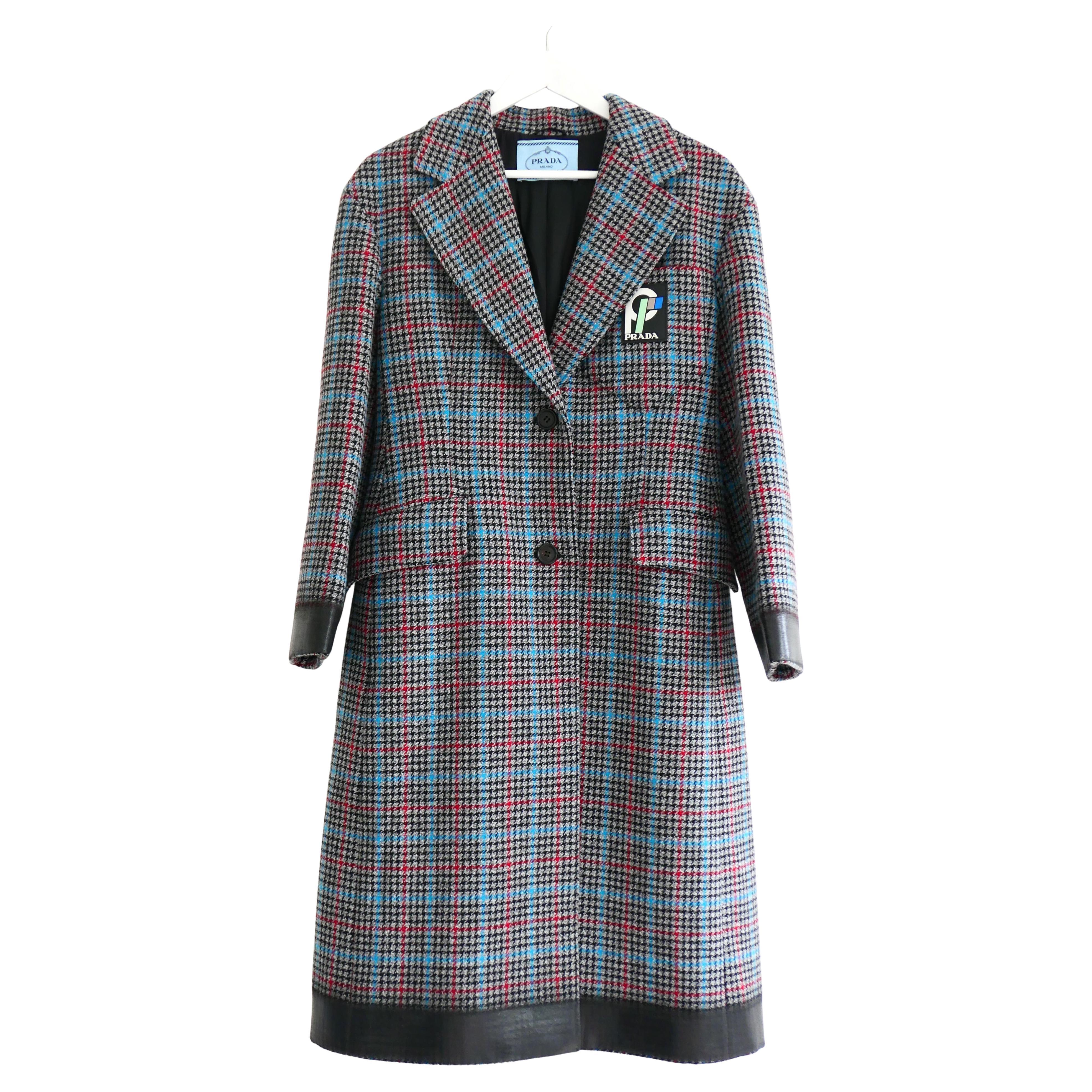 Prada Autunno 2018 - Cappotto a quadri in PVC con fiocco sul retro in vendita