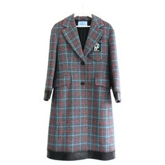 Prada Autunno 2018 - Cappotto a quadri in PVC con fiocco sul retro