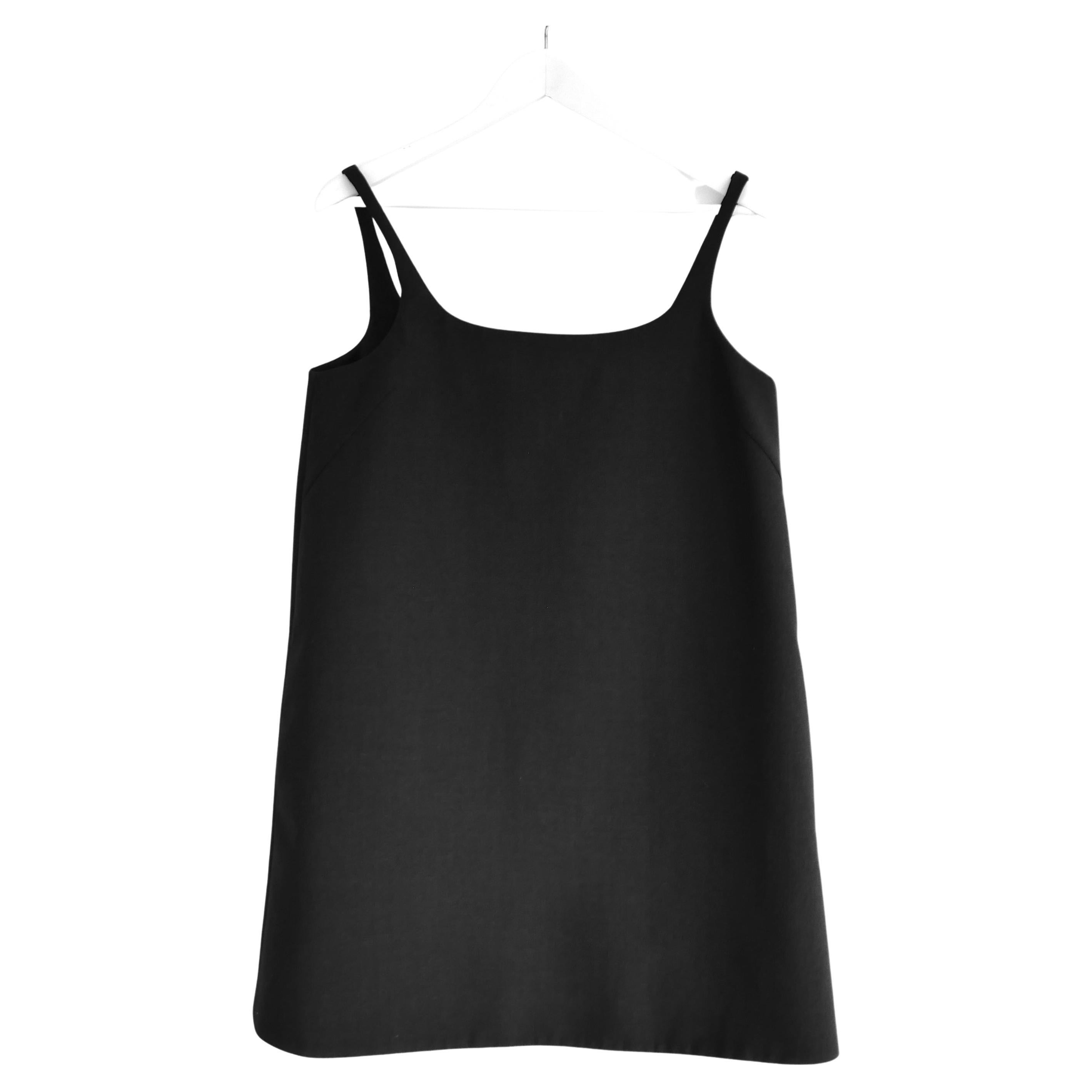 Abito a tenda Prada di perfezione minimalista della collezione Autunno 2022. Comprato per 1900 sterline e non indossato con il cartellino. Realizzato in lana vergine nera, ha un taglio essenziale e leggermente oversize con corpo svasato, tasche