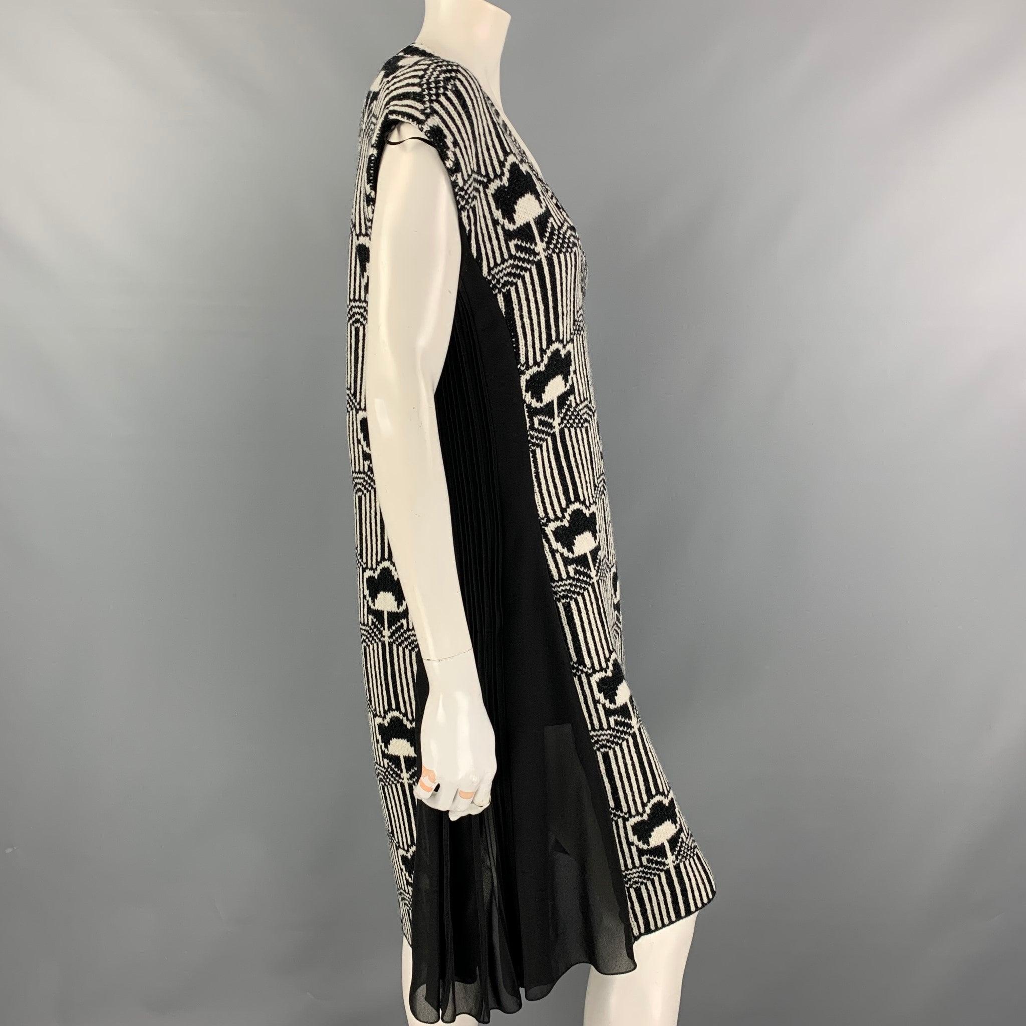 PRADA Fall '21 Size 2 Black & White Floral Crepe Wool/Silk Knitted V-Neck Dress In Excellent Condition For Sale In San Francisco, CA