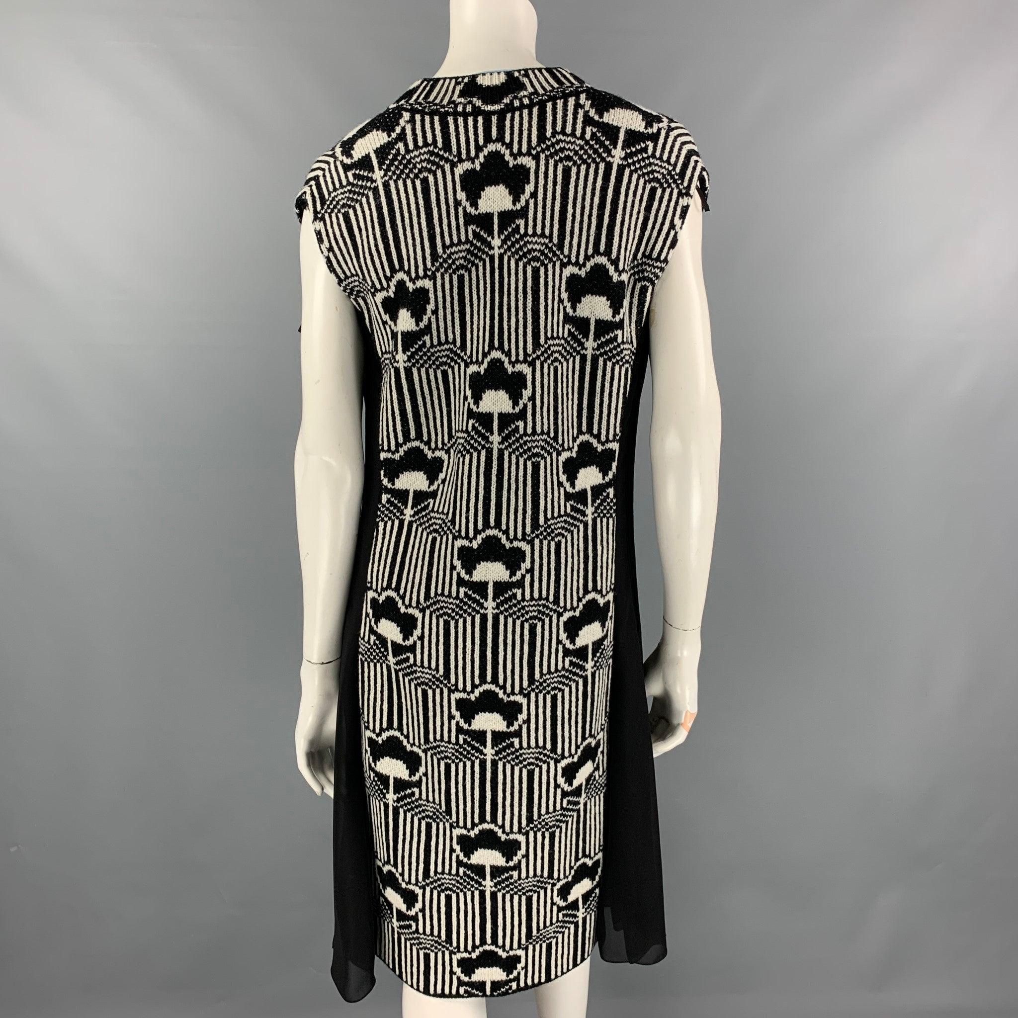 Women's PRADA Fall '21 Size 2 Black & White Floral Crepe Wool/Silk Knitted V-Neck Dress For Sale