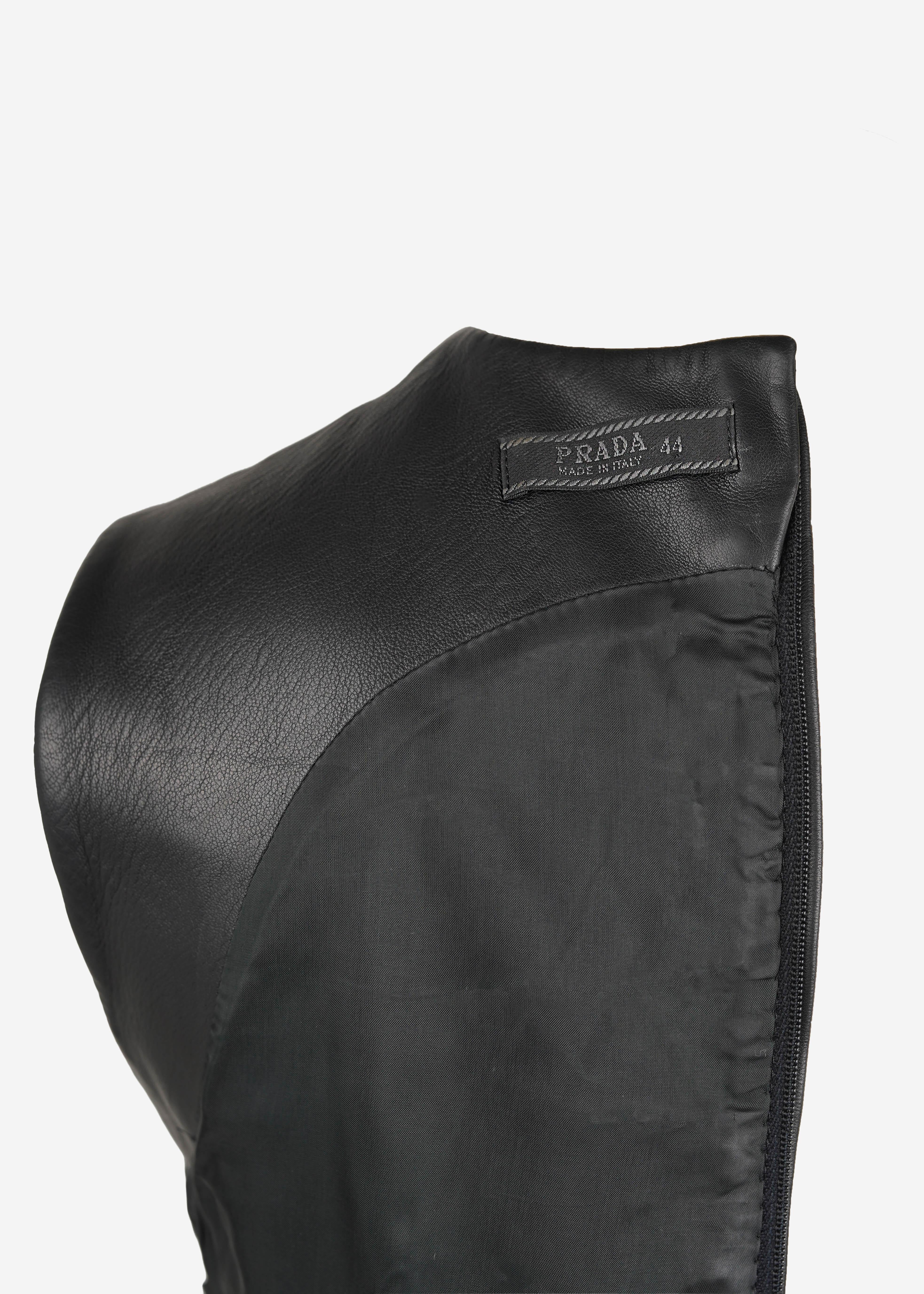 Top in pelle nera da passerella Prada Autunno/Inverno 1998 - IT 44 in vendita 3