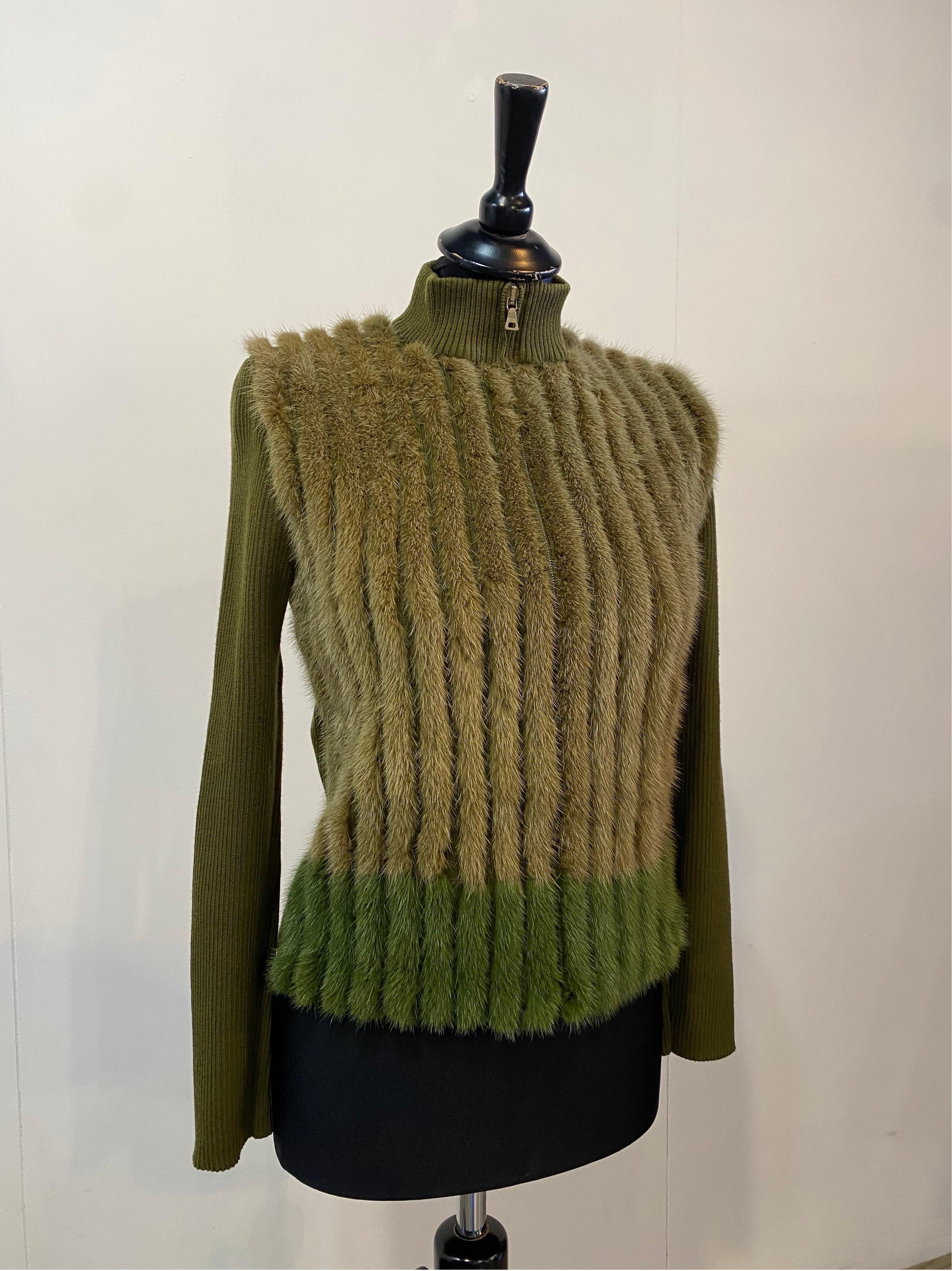 Prada Cardigan.
Fall Winter 2000.
In 100% virgin wool.
Inserts in mink dyed fur.
Italian size 42.
Shoulders 40 cm
Bust 40 cm
Length 58 cm
Sleeve 60 cm
Excellent general condition, like new.