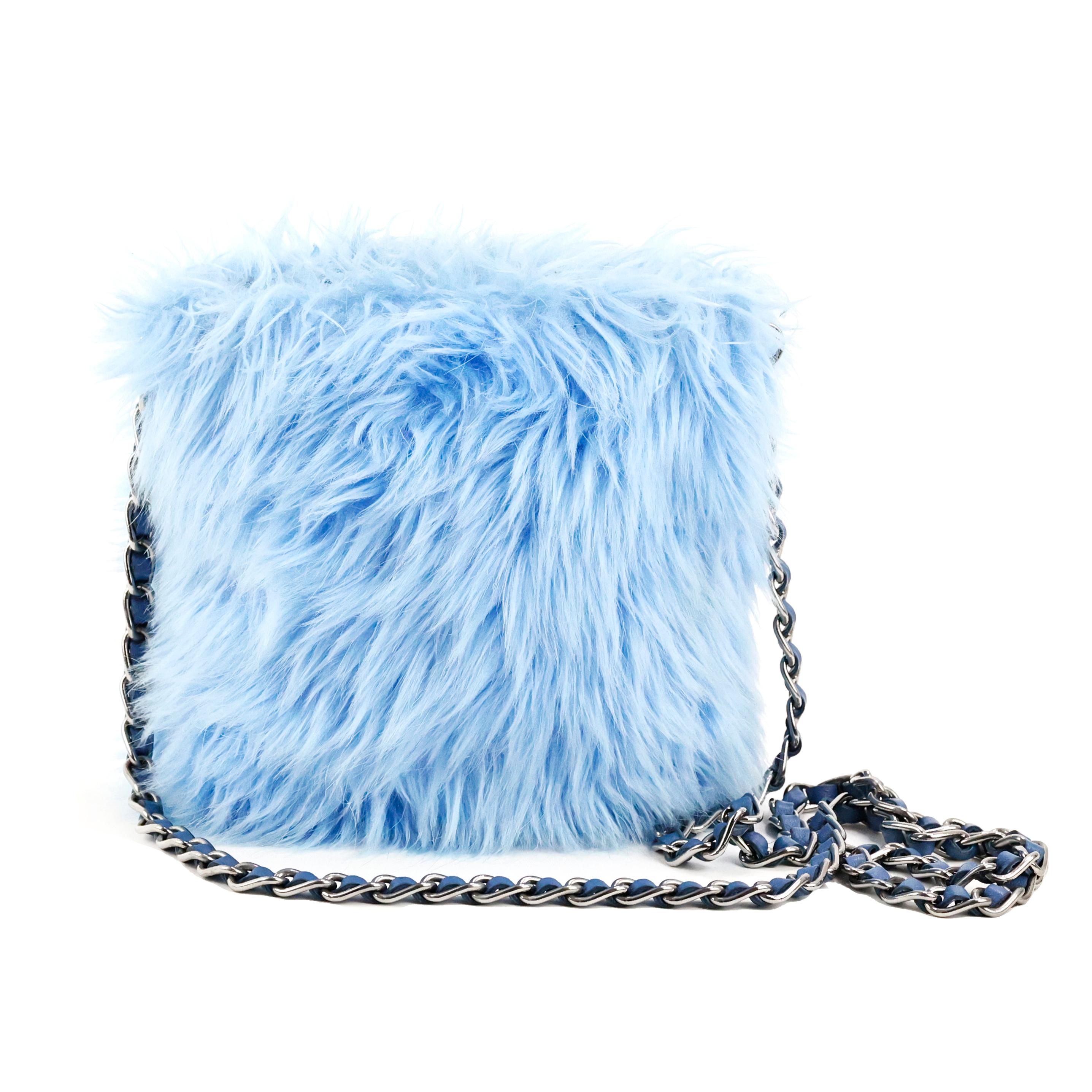 Prada chain crossbody bag in faux fur and leather color blue.

Condition:
Really good.

Packing/accessories:
Box.

Measurements:
20cm x 20cm x 6cm