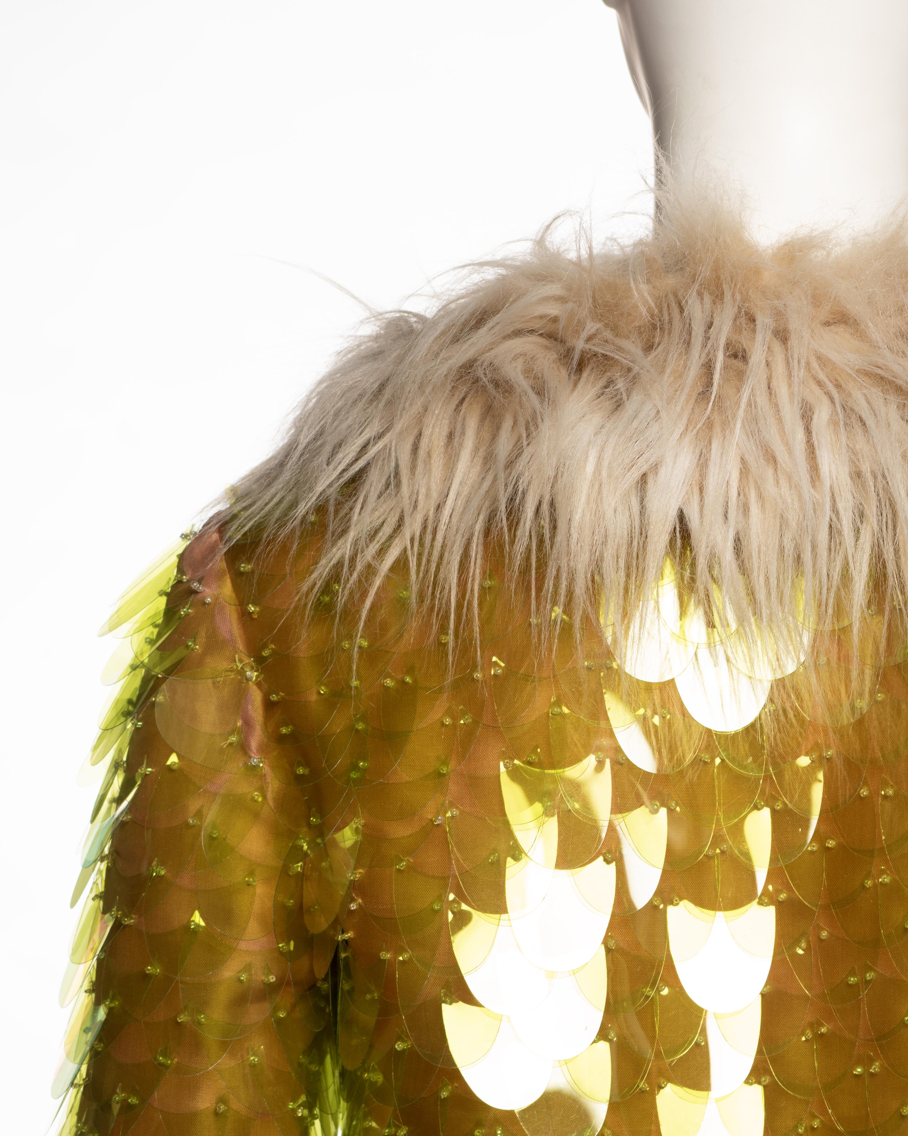 Robe de cocktail brodée à col en fausse fourrure et à paillettes en plastique Prada, FW 2011 en vente 5