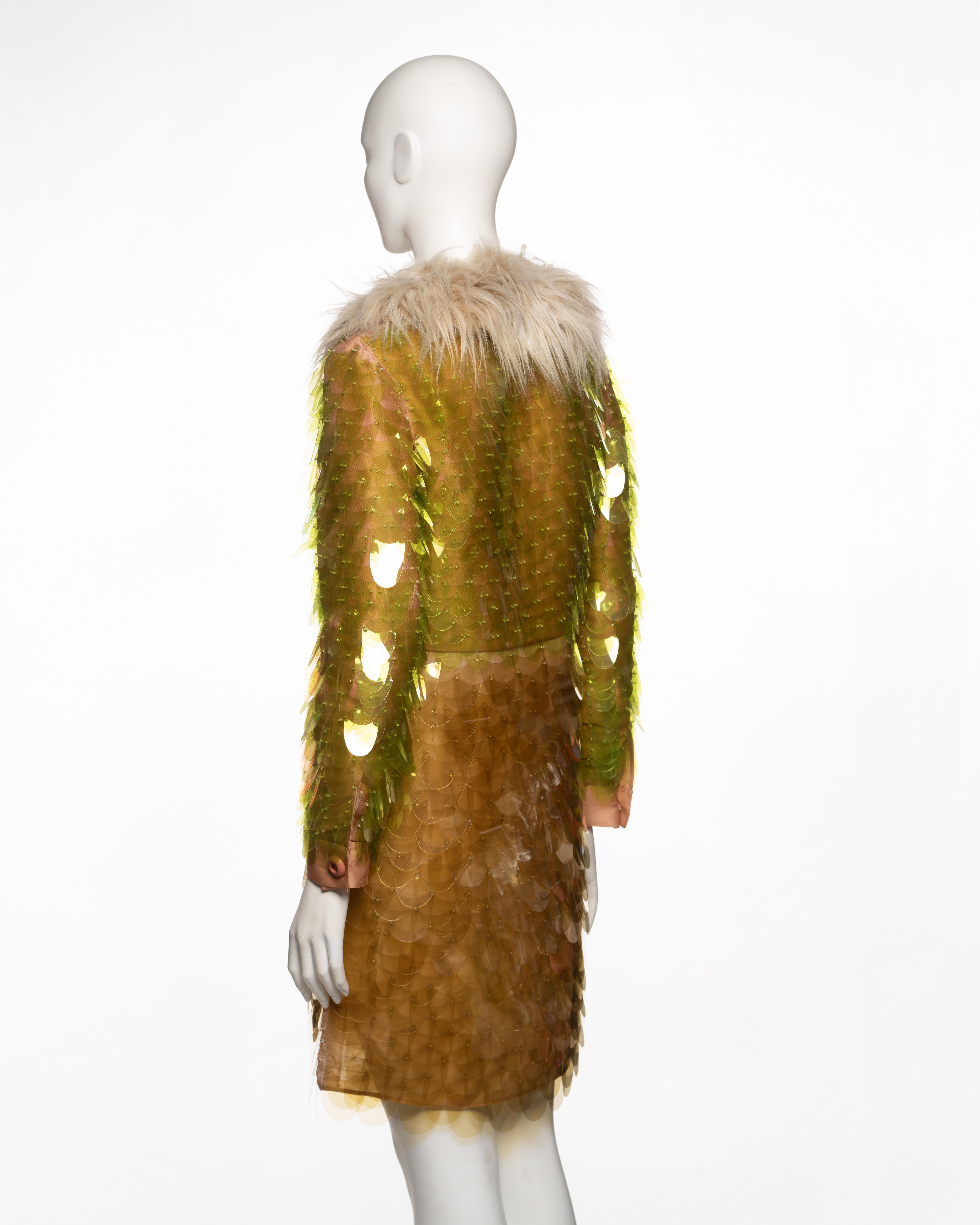 Robe de cocktail brodée à col en fausse fourrure et à paillettes en plastique Prada, FW 2011 en vente 6