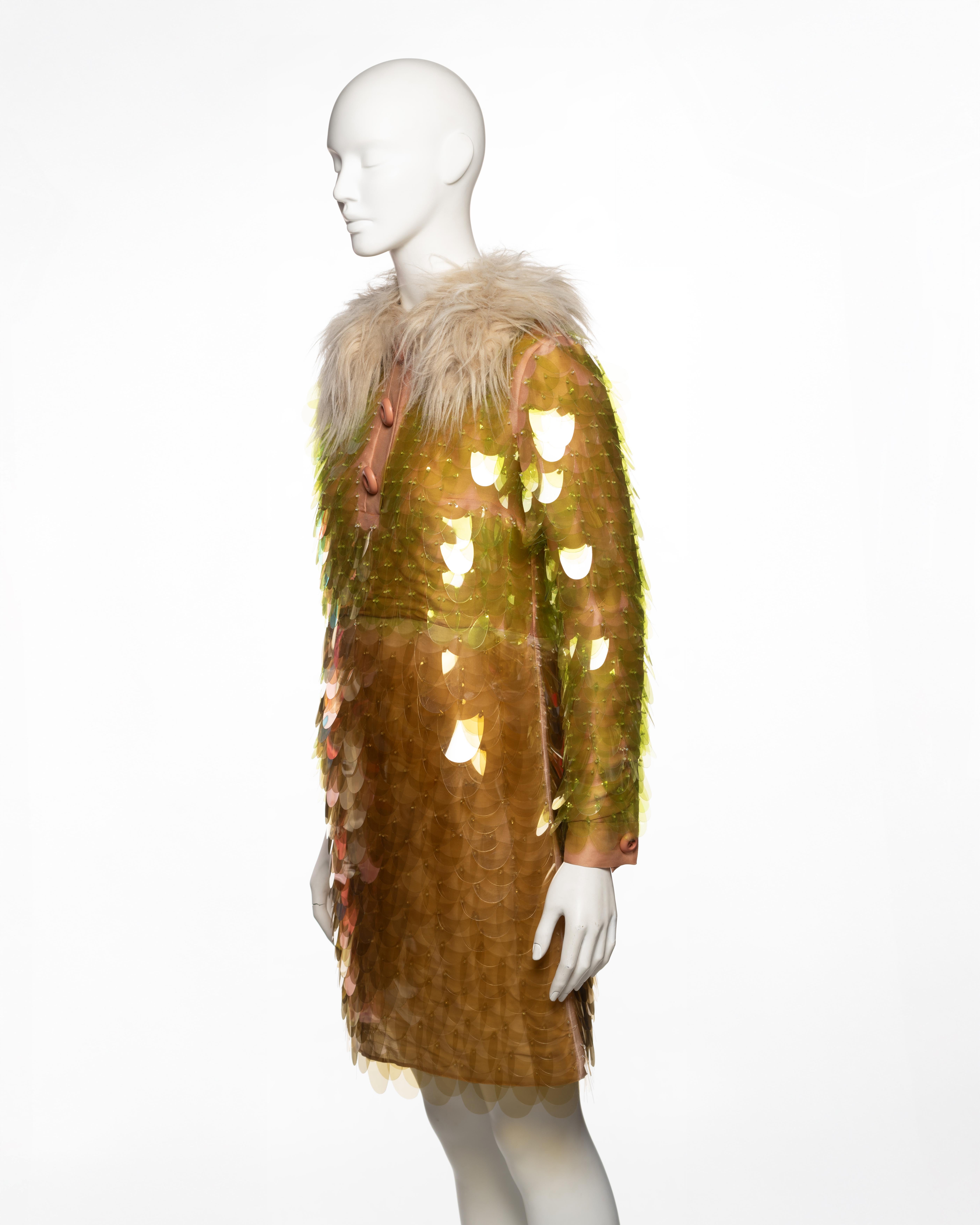 Robe de cocktail brodée à col en fausse fourrure et à paillettes en plastique Prada, FW 2011 en vente 7