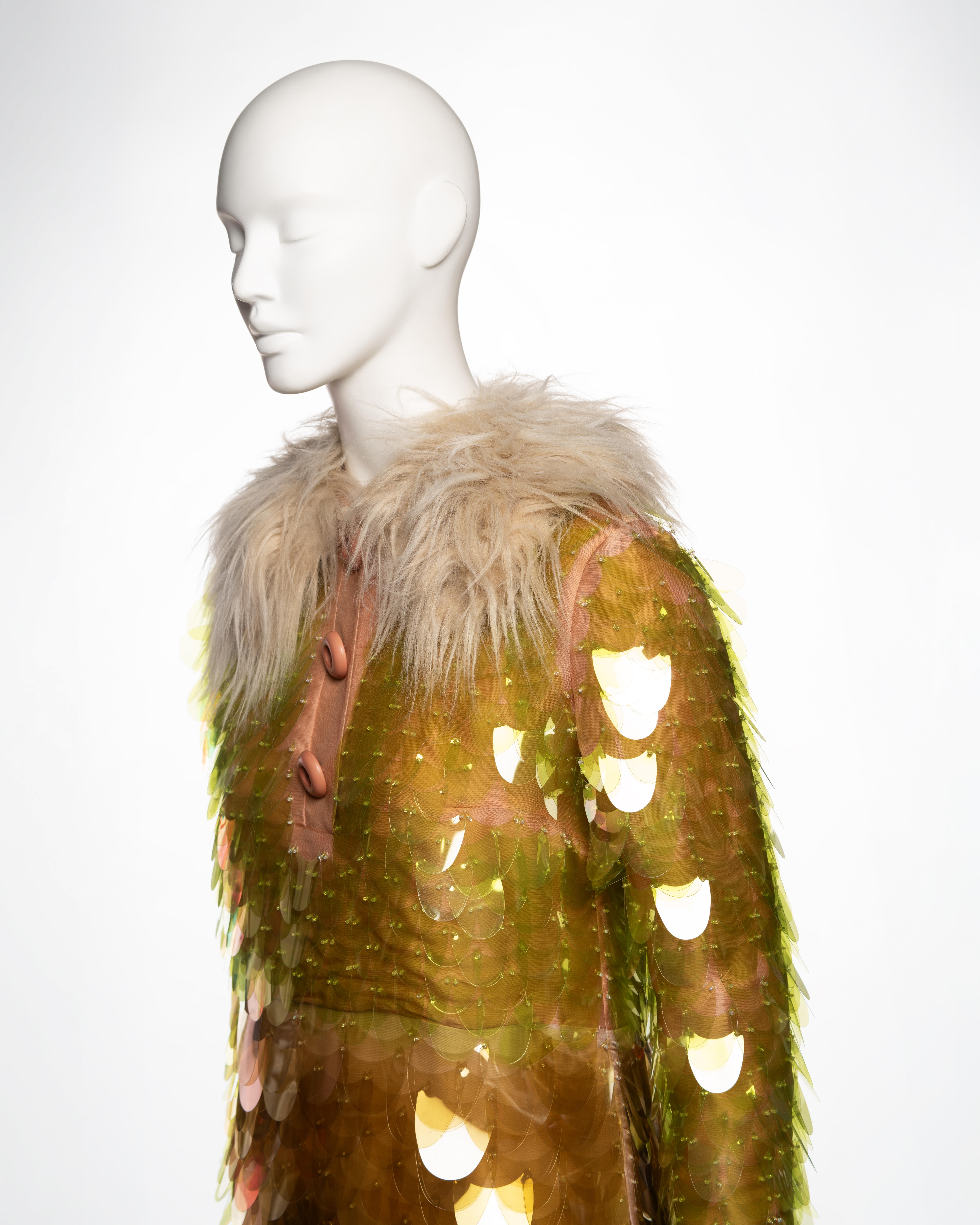 Robe de cocktail brodée à col en fausse fourrure et à paillettes en plastique Prada, FW 2011 en vente 8
