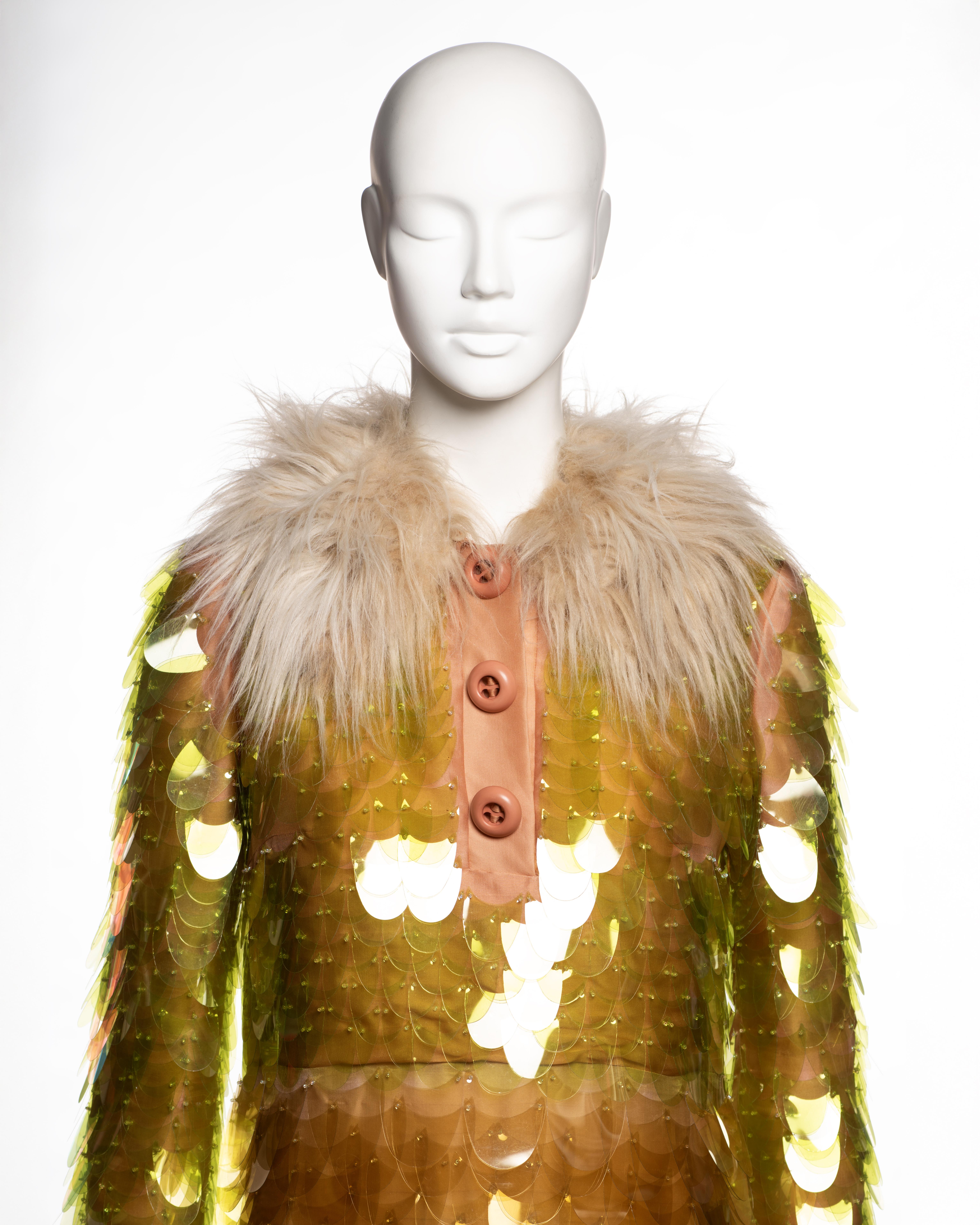 Marron Robe de cocktail brodée à col en fausse fourrure et à paillettes en plastique Prada, FW 2011 en vente