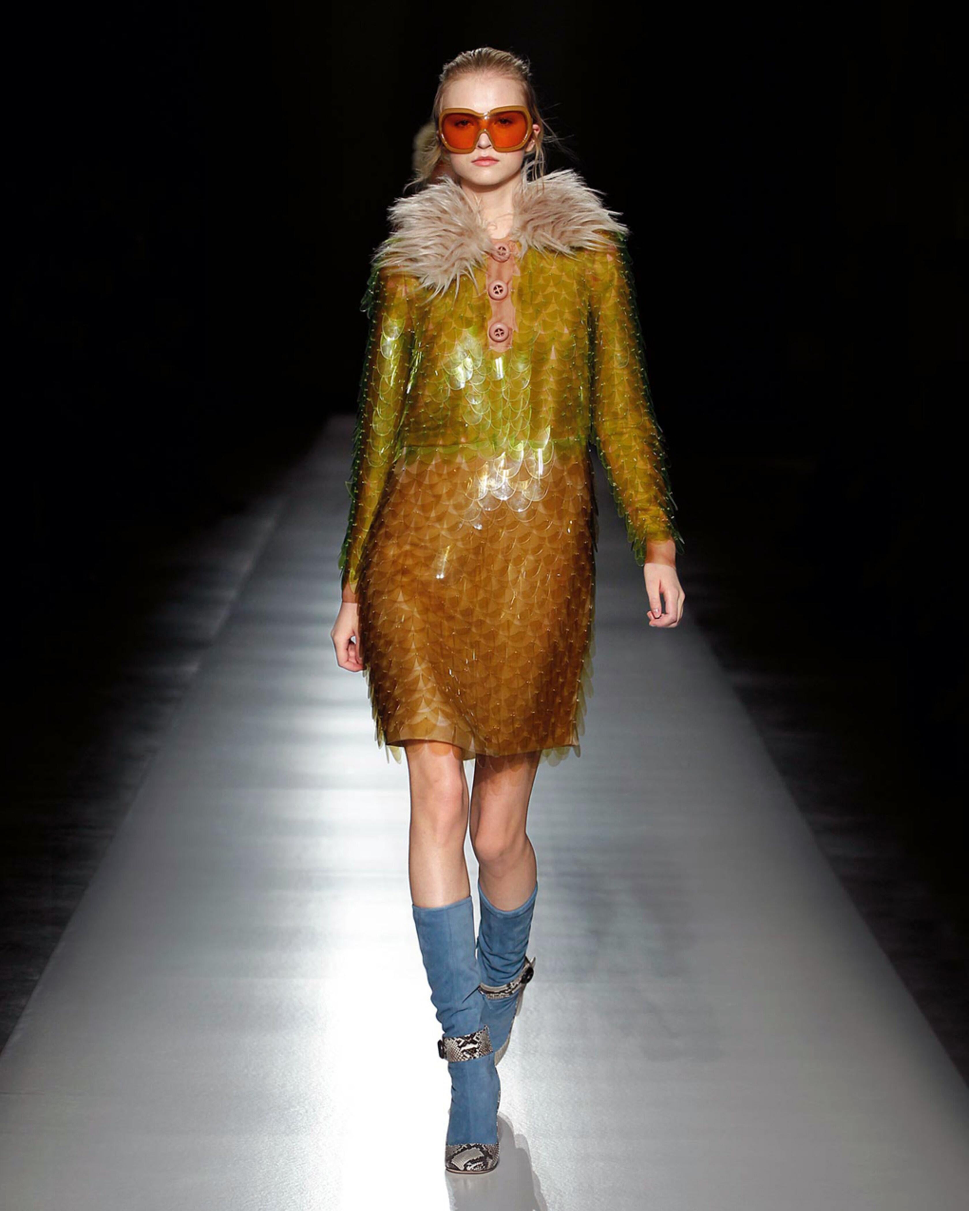Robe de cocktail brodée à col en fausse fourrure et à paillettes en plastique Prada, FW 2011 Excellent état - En vente à London, GB