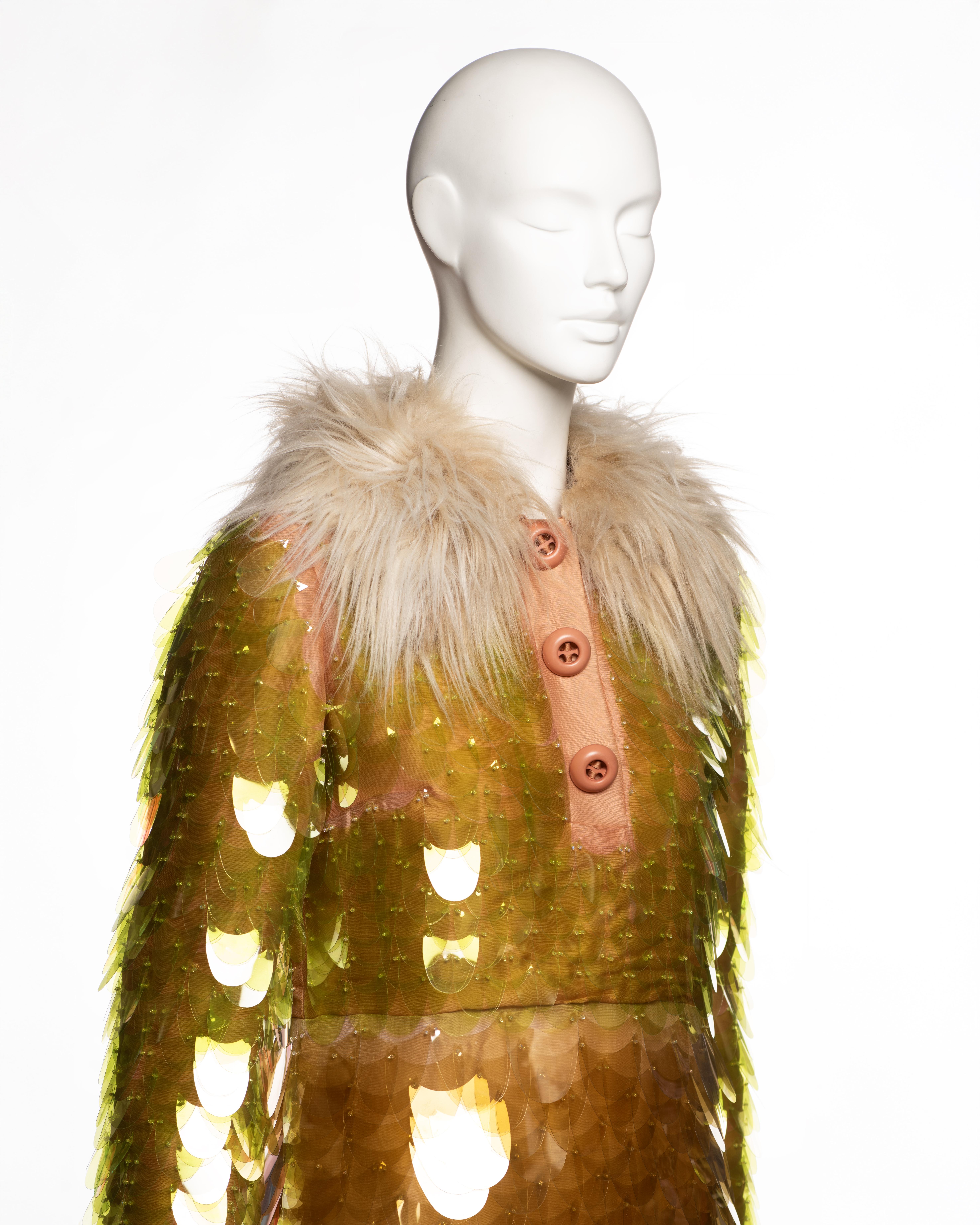 Robe de cocktail brodée à col en fausse fourrure et à paillettes en plastique Prada, FW 2011 en vente 1
