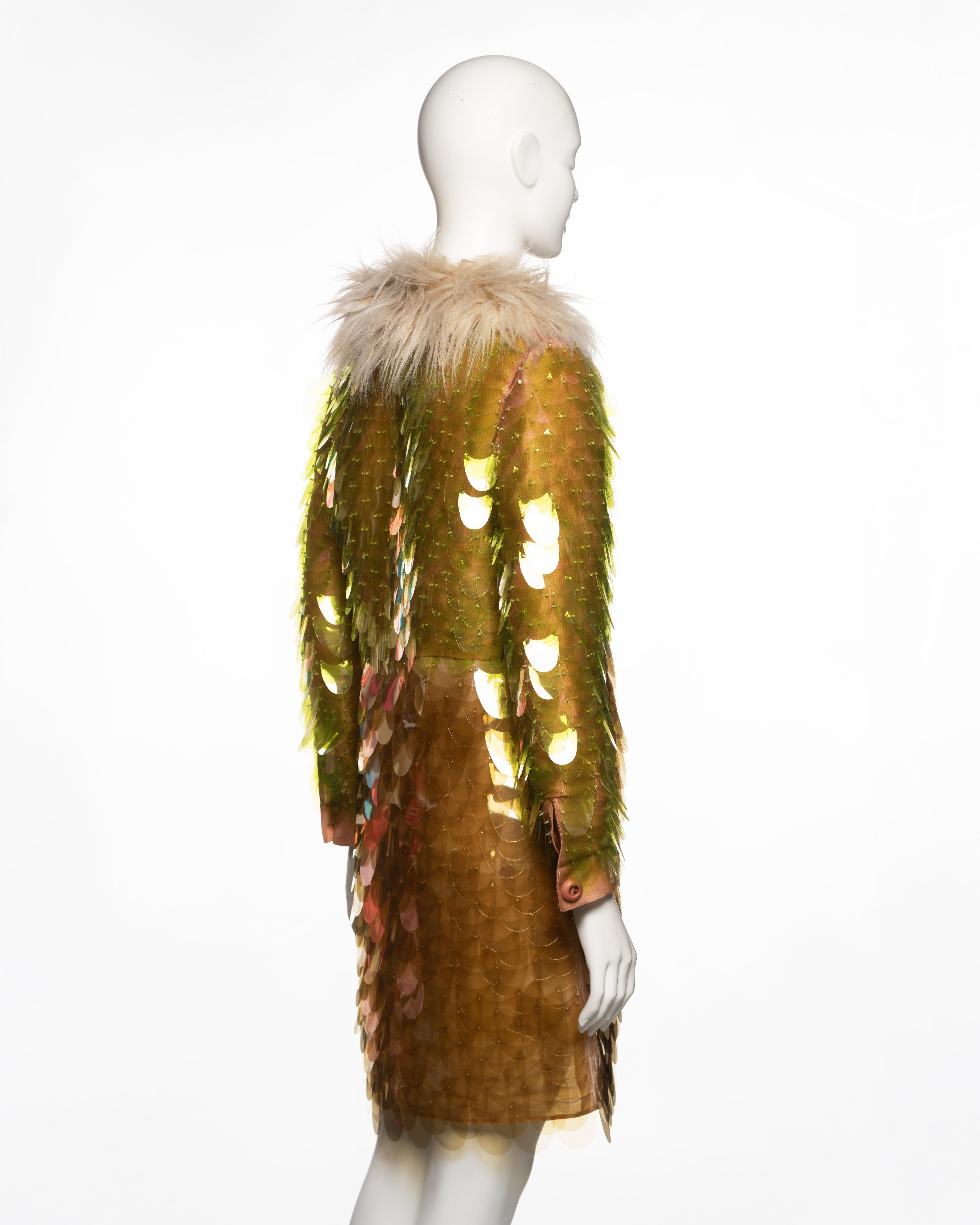 Robe de cocktail brodée à col en fausse fourrure et à paillettes en plastique Prada, FW 2011 en vente 2