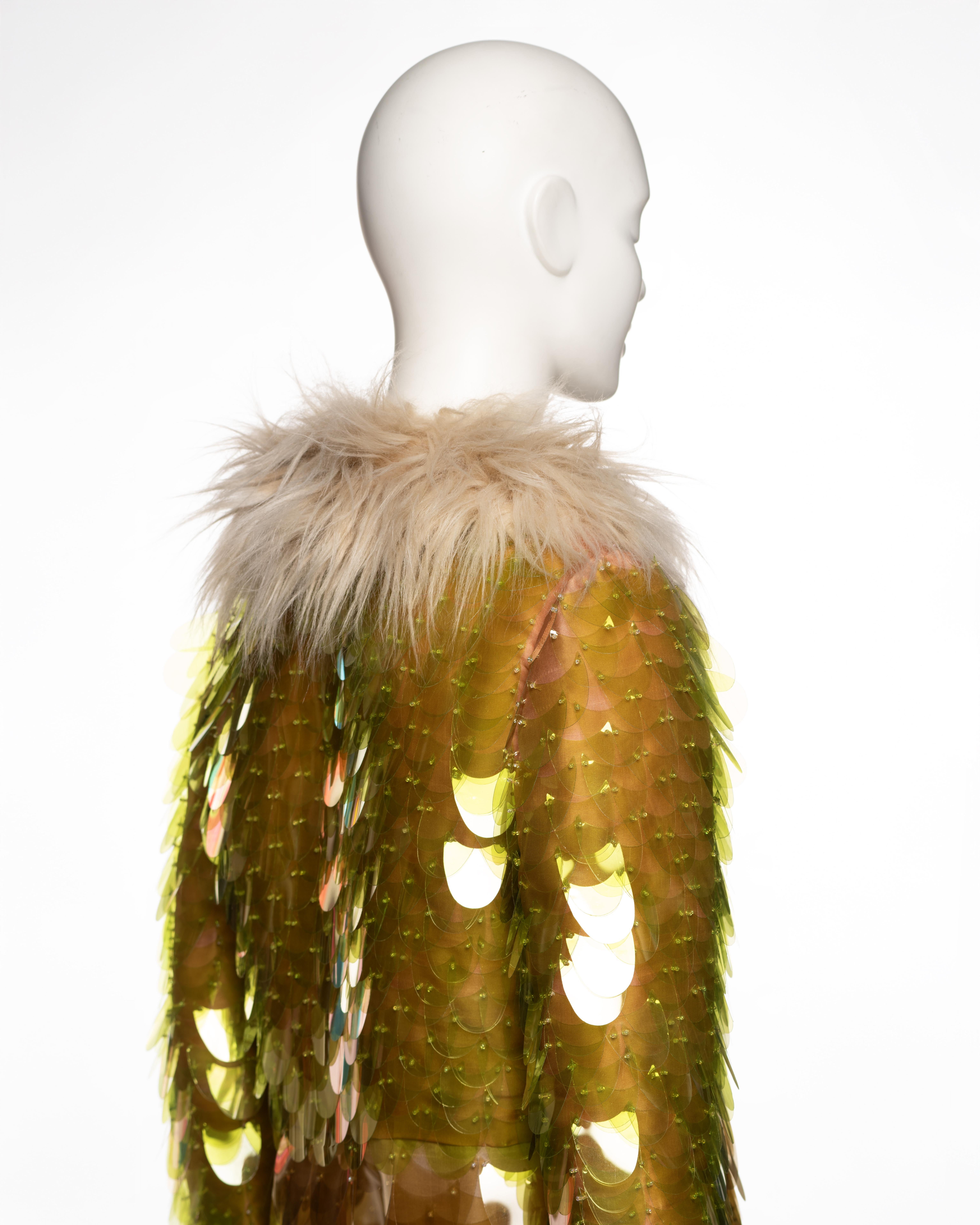 Robe de cocktail brodée à col en fausse fourrure et à paillettes en plastique Prada, FW 2011 en vente 3