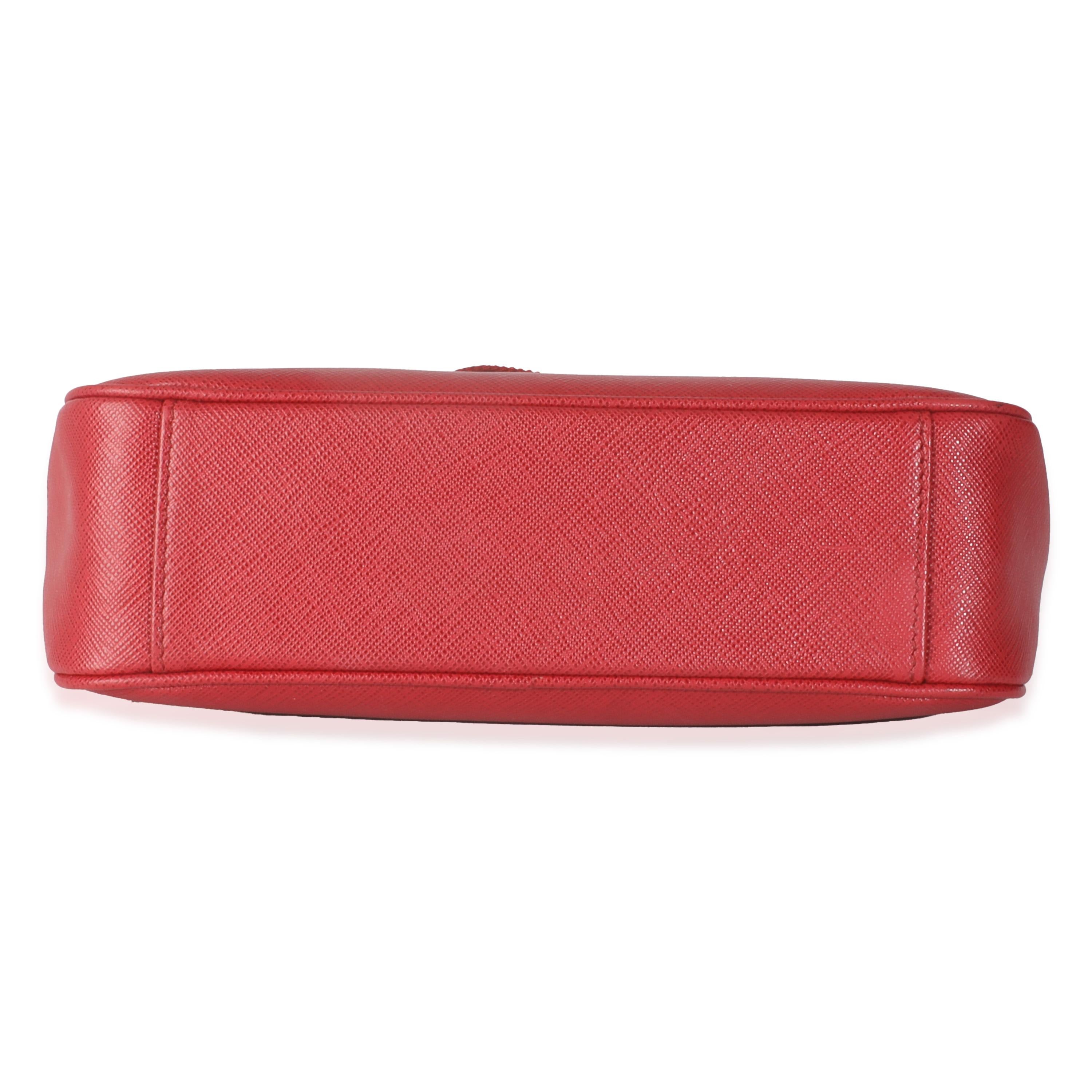 Titre du listing : Prada Rouge flamboyant Saffiano Re Edition 2005 Sac
SKU : 145306
Condit : Usagé 
Description de l'état : Le nylon est synonyme de Prada depuis que la maison a commencé à adopter ce tissu technique dans les années 90.
