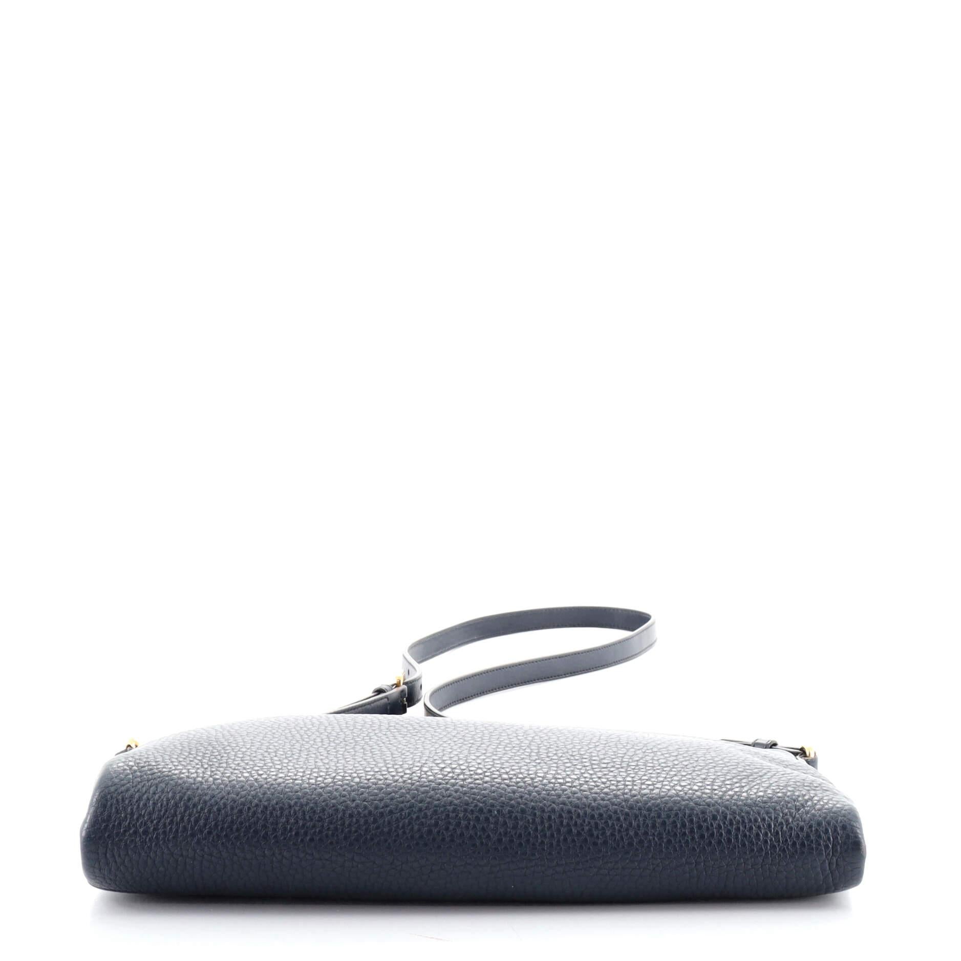 Prada flache Crossbody-Tasche mit Reißverschluss Vitello Daino Mini im Zustand „Relativ gut“ in NY, NY