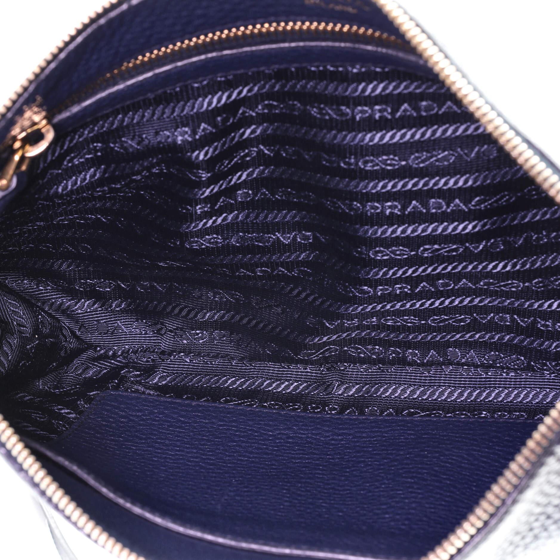 Prada flache Crossbody-Tasche mit Reißverschluss Vitello Daino Mini für Damen oder Herren