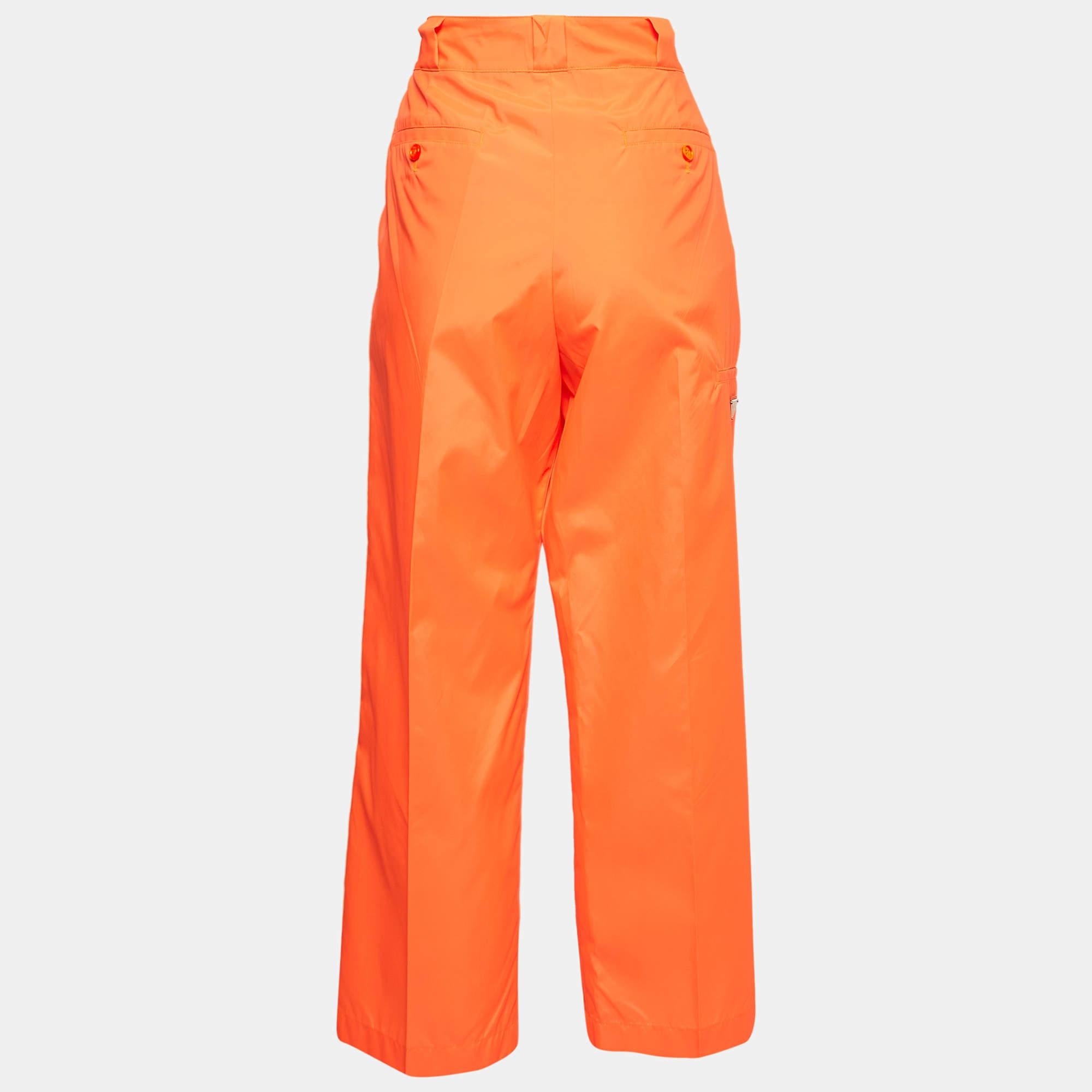 Un pantalon impeccablement taillé est un élément essentiel d'une garde-robe bien organisée. Ces pantalons de créateur sont finement cousus pour vous donner l'allure souhaitée et un confort tout au long de la journée.