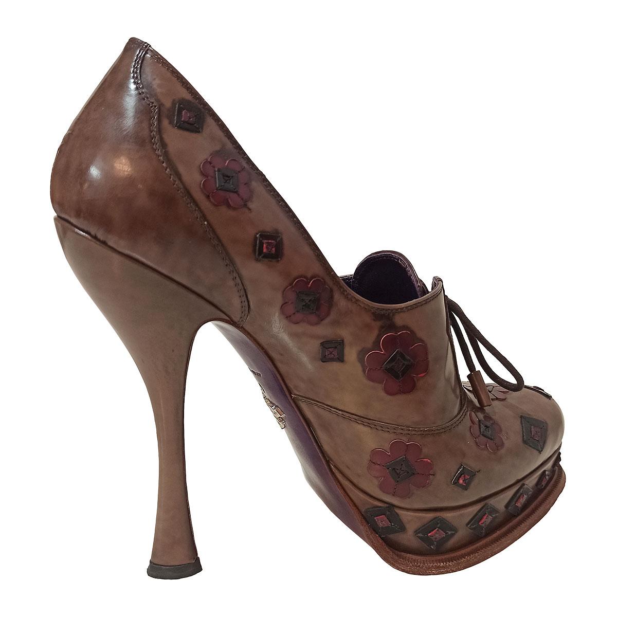 Very chic Prada shoes
Fumé leather
Mink color
Leather flowers
Laced
Heel high cm 14 (5,5 inches)
Plateau height cm 3 (1,18 inches)
Original price € 690
With box
Worldwide express shipping included in the price !