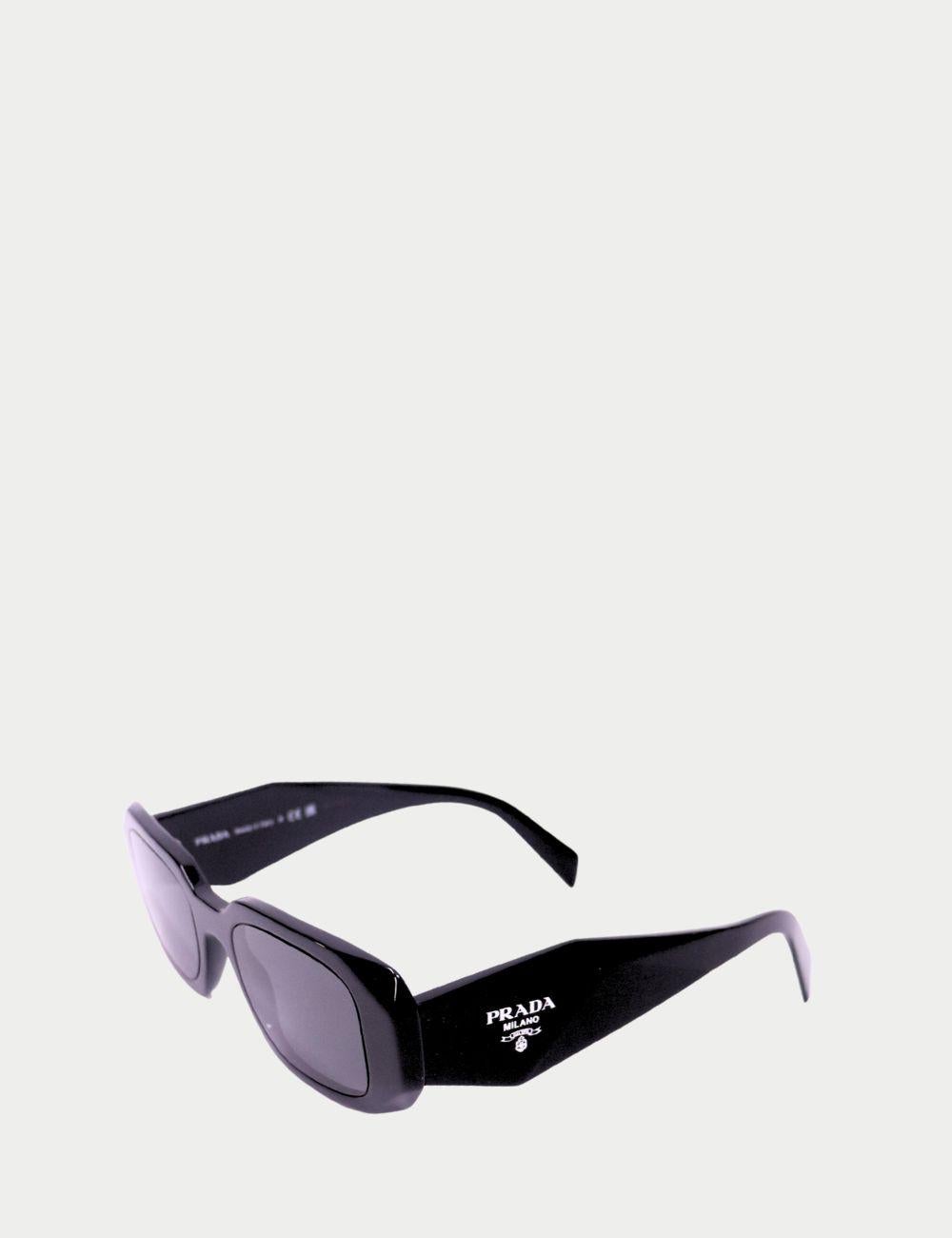 Prada Schwarze rechteckige Sonnenbrille mit Logobügeln

Setzen Sie ein gewagtes Modestatement mit dieser rechteckigen Sonnenbrille Milano von Prada, die aus hochglänzendem schwarzem Acetat gefertigt ist und einen eleganten und skulpturalen Look