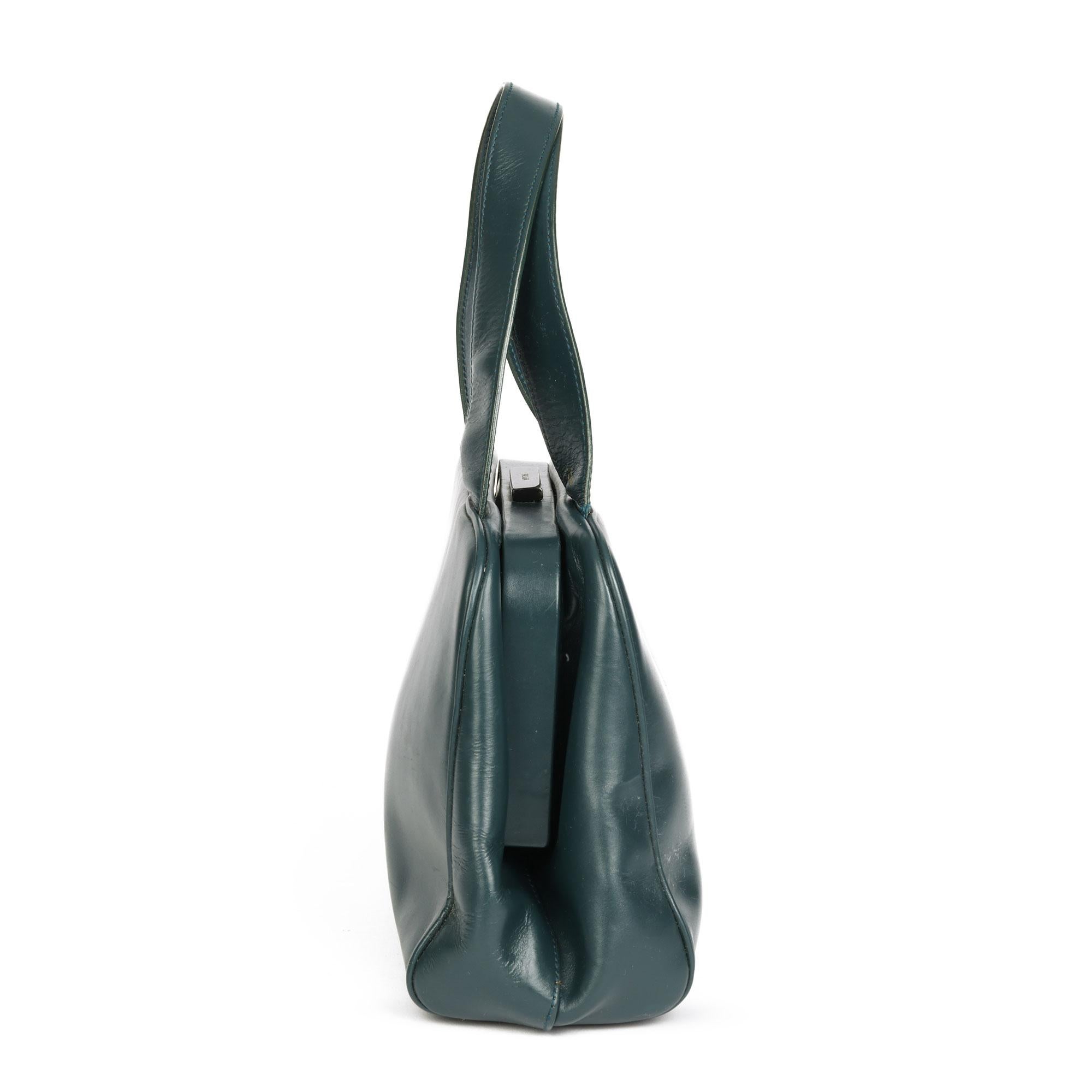 PRADA
Forest Green Calfskin Leather Vintage Frame Bag

Xupes Reference: CWAHF-HB018
Serial Number: 24
Age (Circa): 1996
Accompanied By: Prada Dust Bag
Authenticity Details: Date Stamp (Made in Italy)
Gender: Ladies
Type: Tote

Colour: Forest