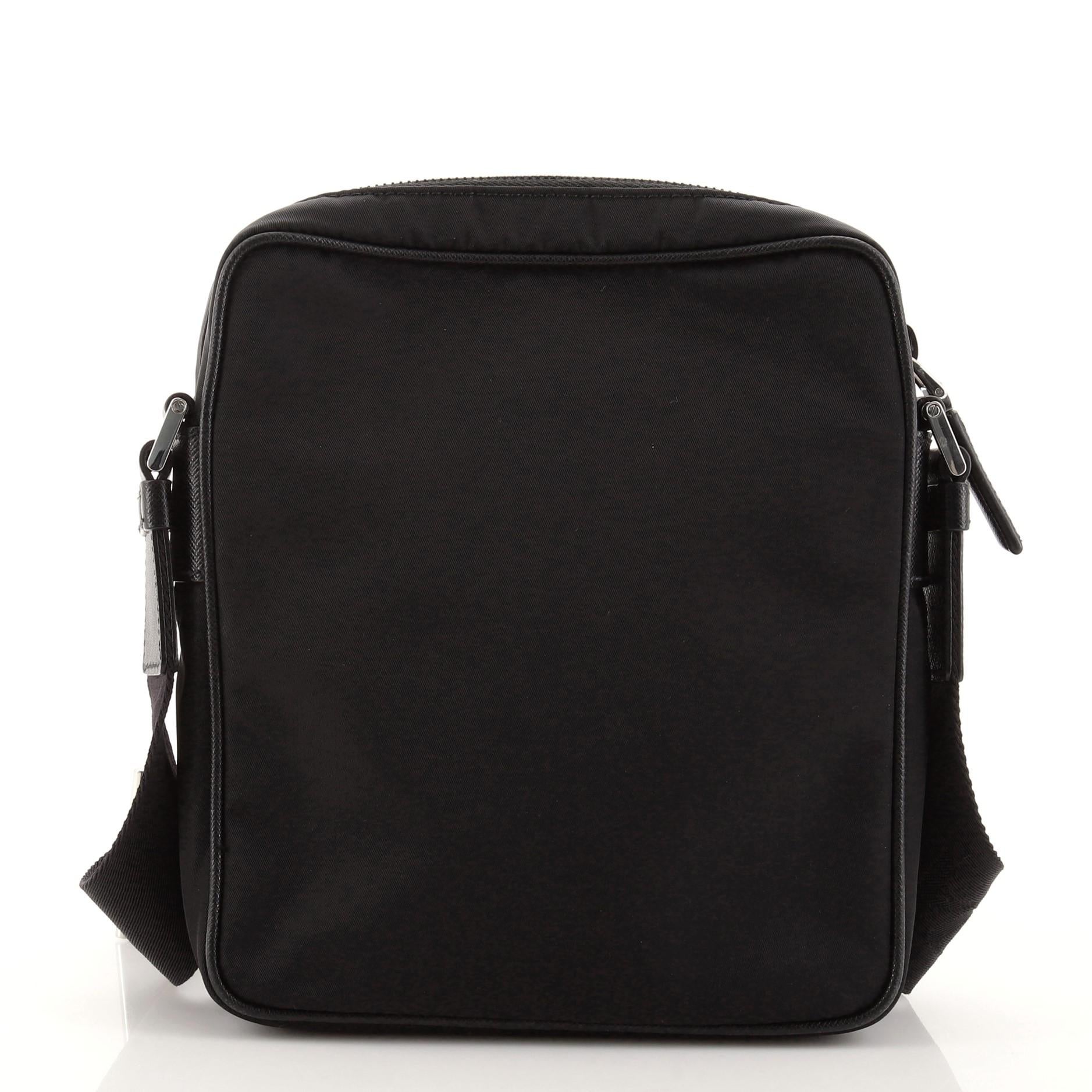 Prada Front Pocket Messenger Bag Re-Nylon mit Saffiano-Leder im Zustand „Gut“ in NY, NY