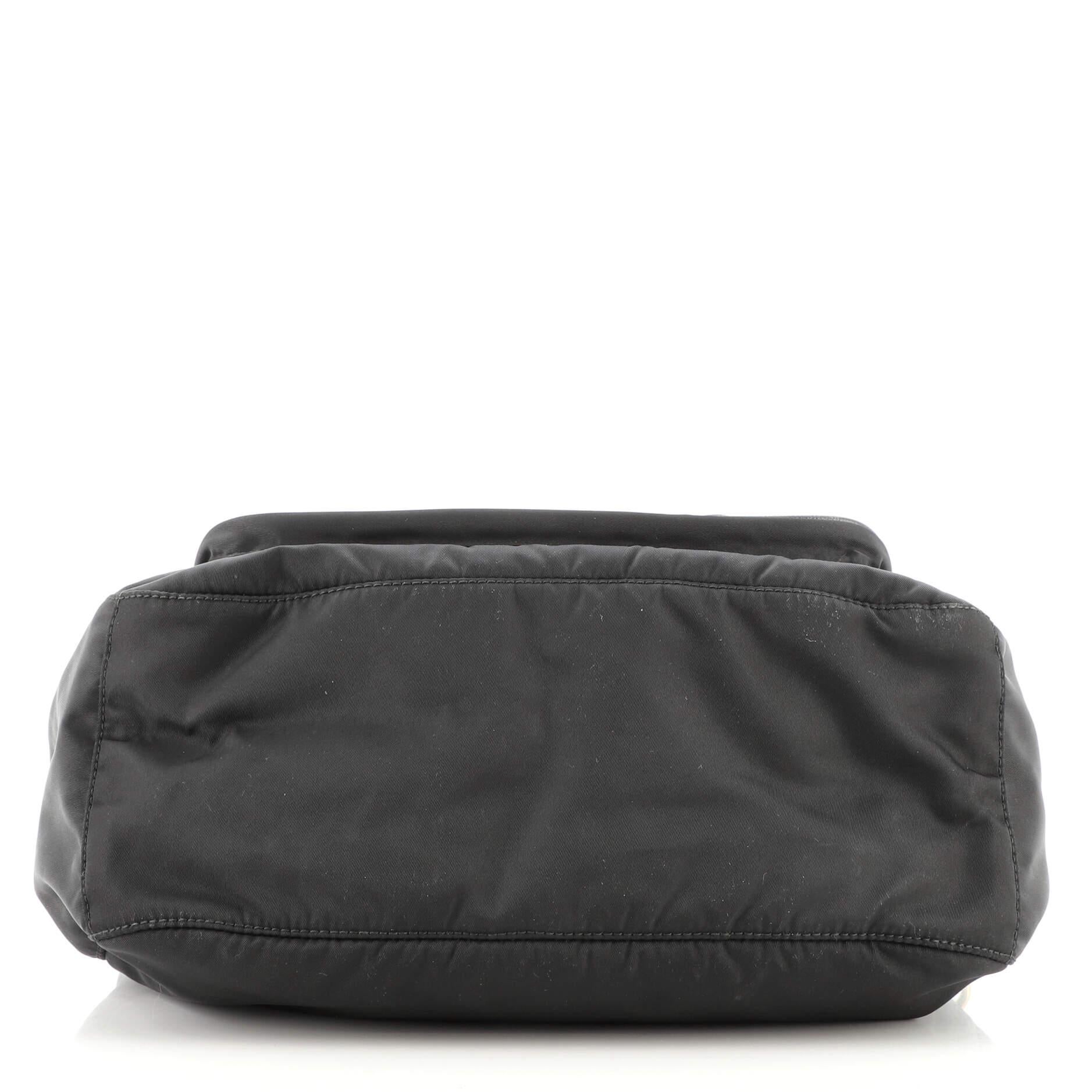 Prada Vordertasche Messenger Bag Tessuto Medium im Zustand „Gut“ in NY, NY