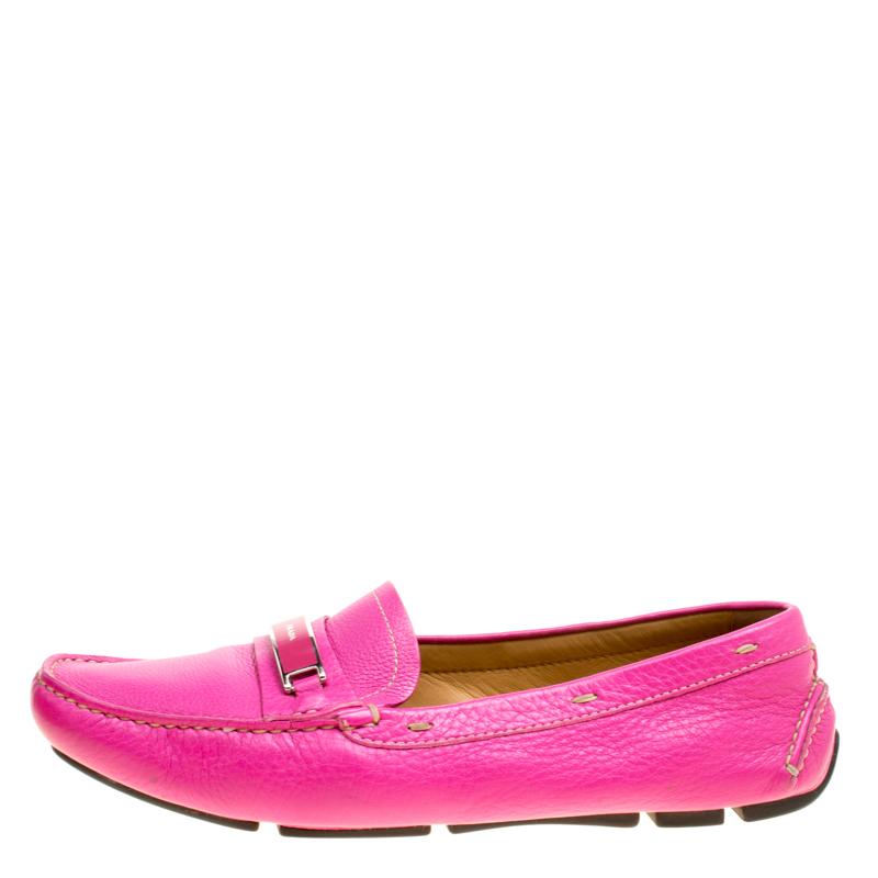Right on style and comfort, this pair of loafers by Prada will make a great addition to your shoe collection. They've been crafted from fuchsia pink leather and styled with logo-engraved plaques on the front. Leather insoles and rubber outsoles
