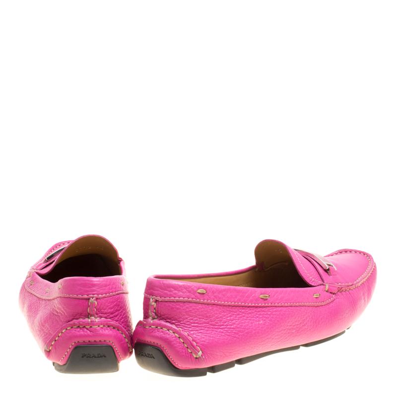 Prada Fuchsia Pink Leather Loafers Size 40 In Good Condition In Dubai, Al Qouz 2