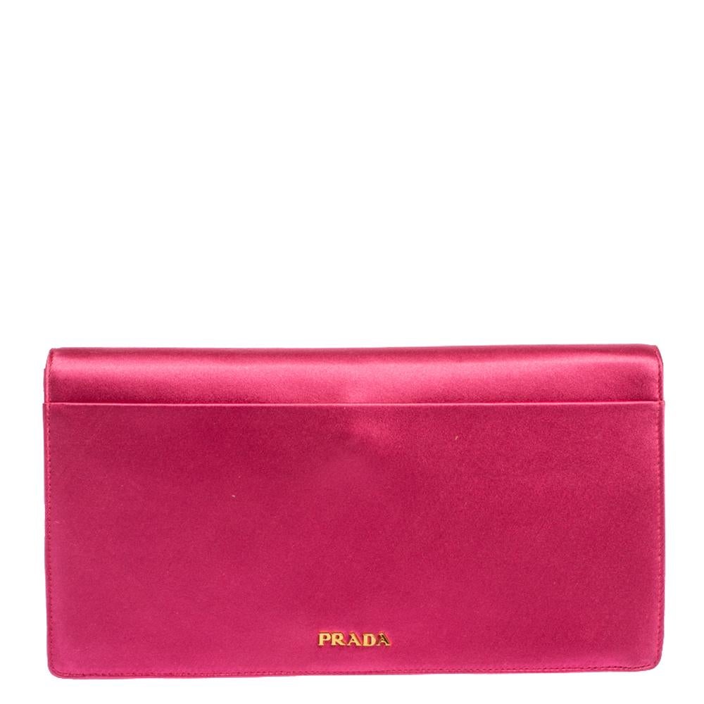 How utterly breathtaking is this clutch by Prada! It is dazzling, well-crafted and overflowing with style. From the way it has been crafted to the way it has been designed, this clutch makes a loud fashion statement with every detail. It carries a