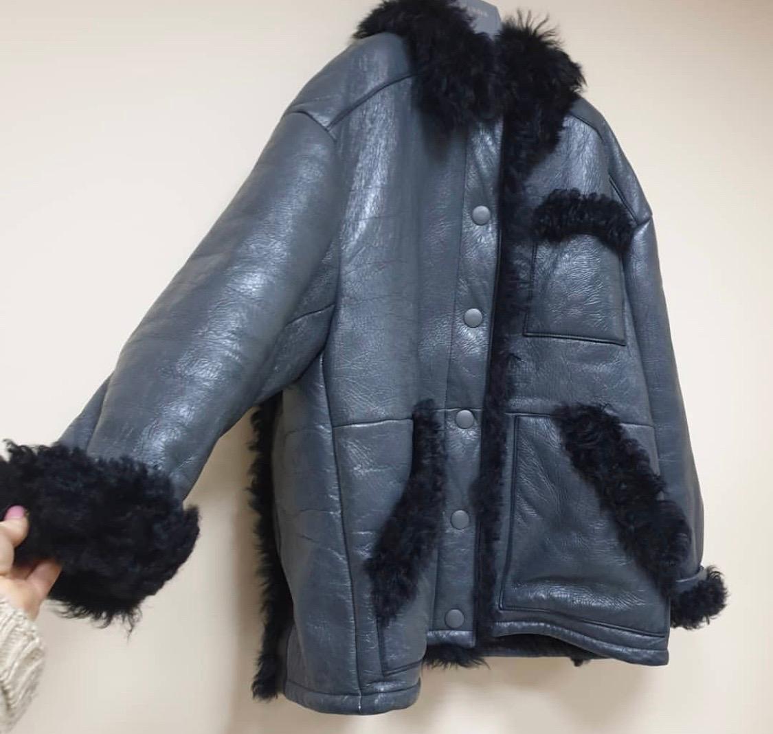 Prada Fur Trimmed Winter Leather Jacket
Worm and gorgeous coat/jacket.
Sz.40 IT
Very good condition.