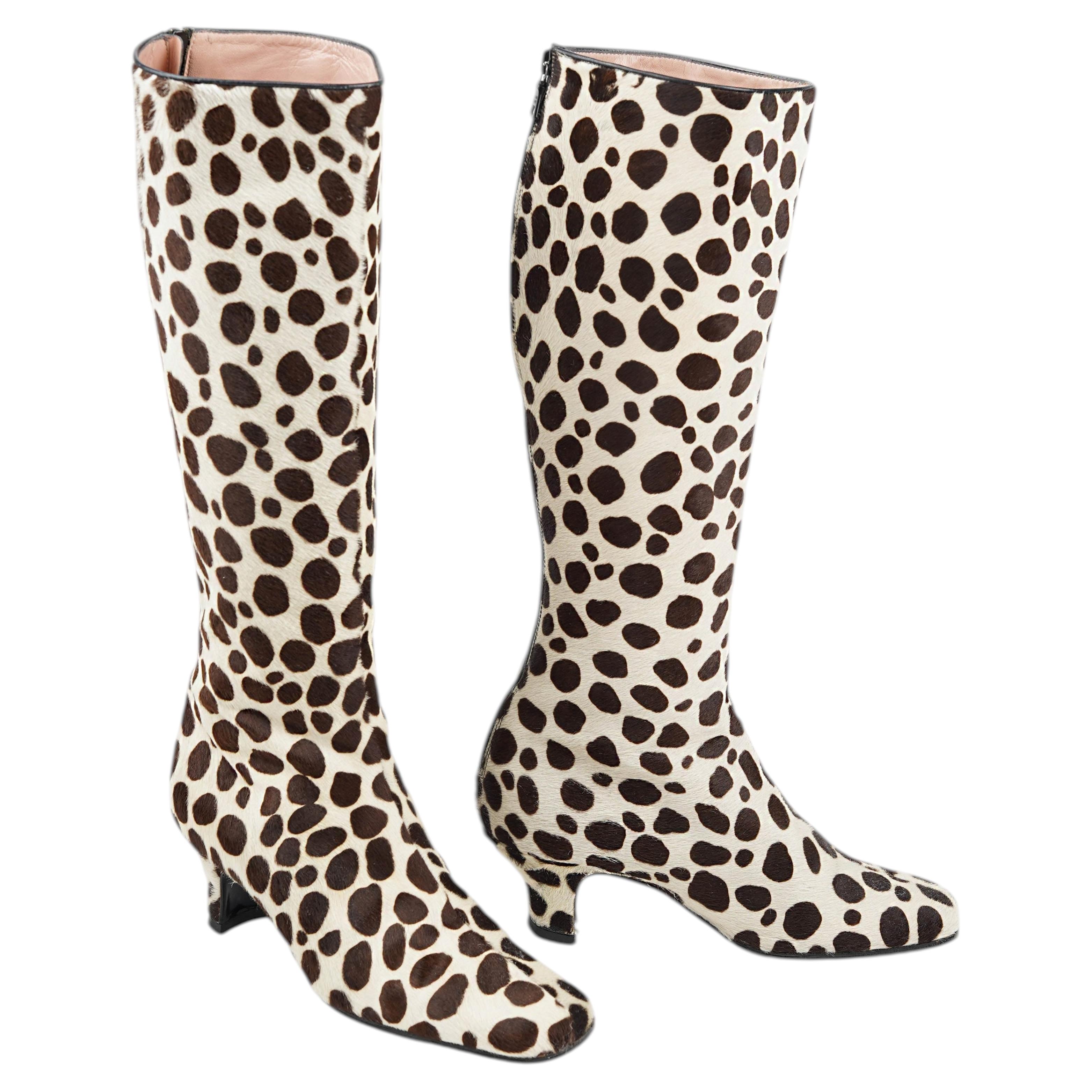 Prada FW 1995 Dalmatinische Kalbshaar-Kniehohe Stiefel, Größe 37.5 - Archival Icon