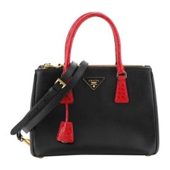 Prada Galleria Double Zip Tote en cuir Saffiano avec Crocodile Small