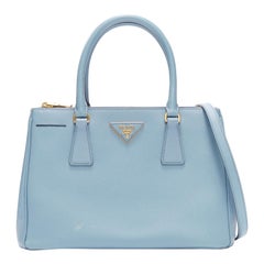 PRADA Galleria hellblaue Dreieckslogo-Schultertasche aus Saffianleder